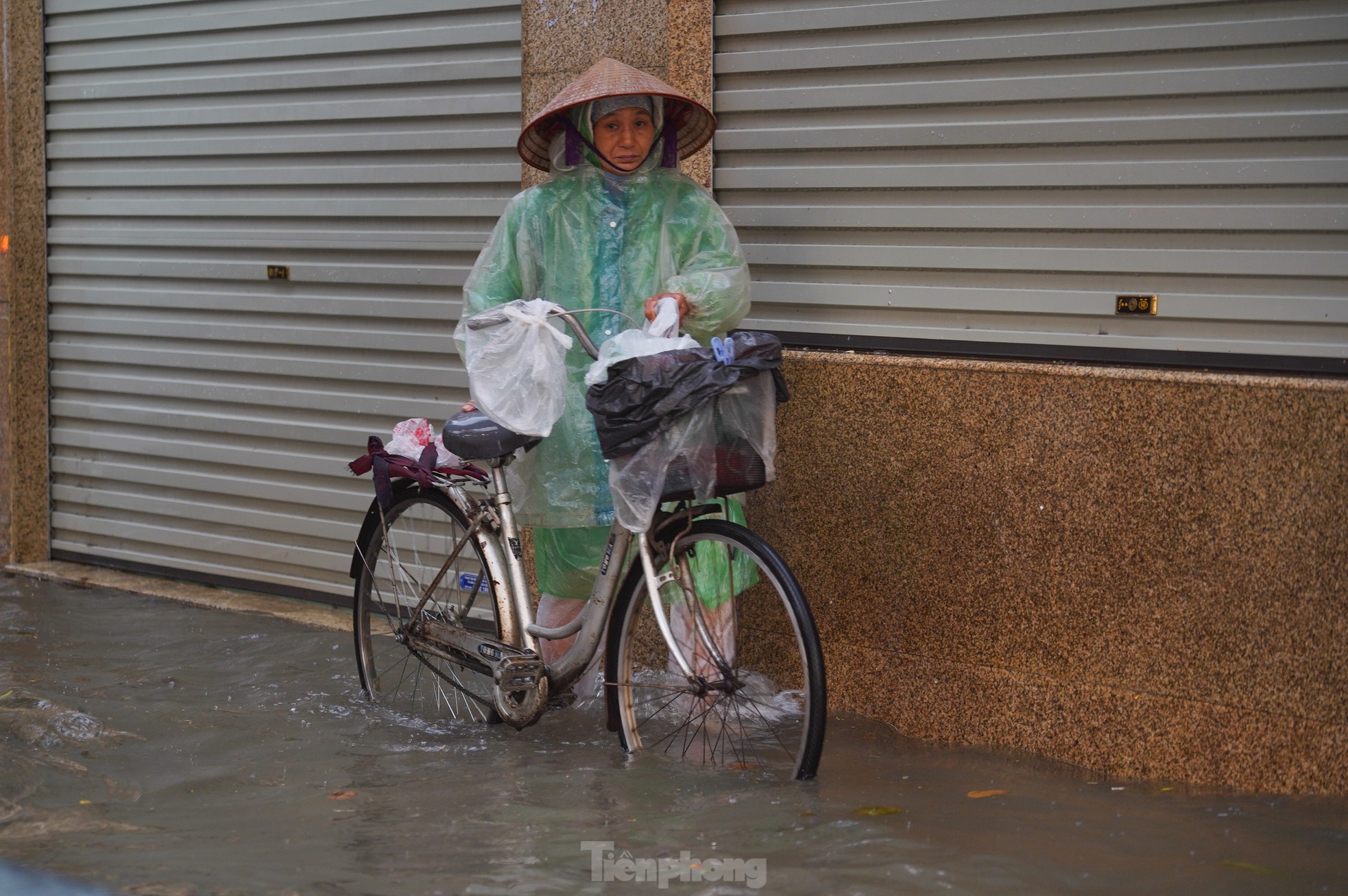 Mưa lớn xuyên đêm, giao thông Hà Nội ùn tắc, lộn xộn 5 giờ sáng - Ảnh 7.