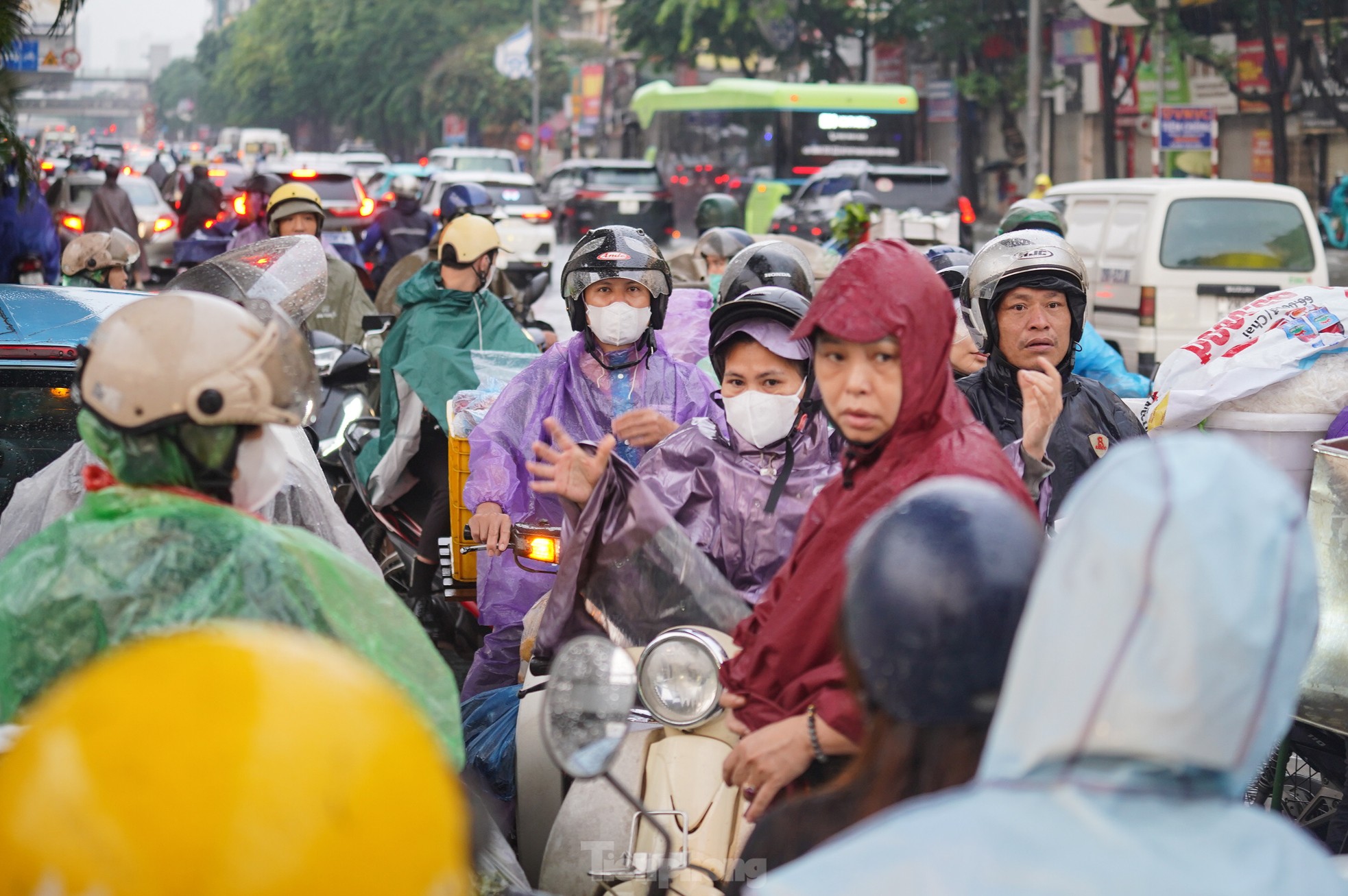 Mưa lớn xuyên đêm, giao thông Hà Nội ùn tắc, lộn xộn 5 giờ sáng - Ảnh 9.