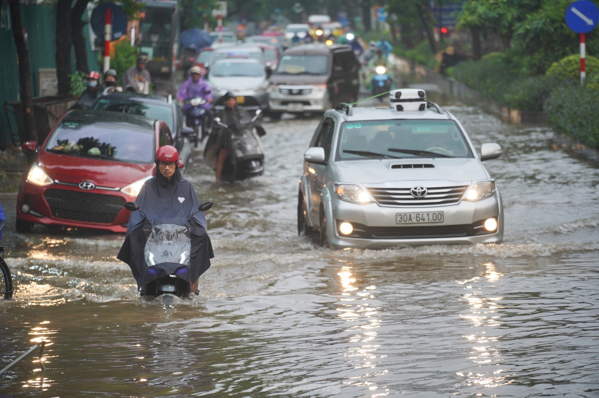 Mưa lớn xuyên đêm, giao thông Hà Nội ùn tắc, lộn xộn 5 giờ sáng - Ảnh 20.