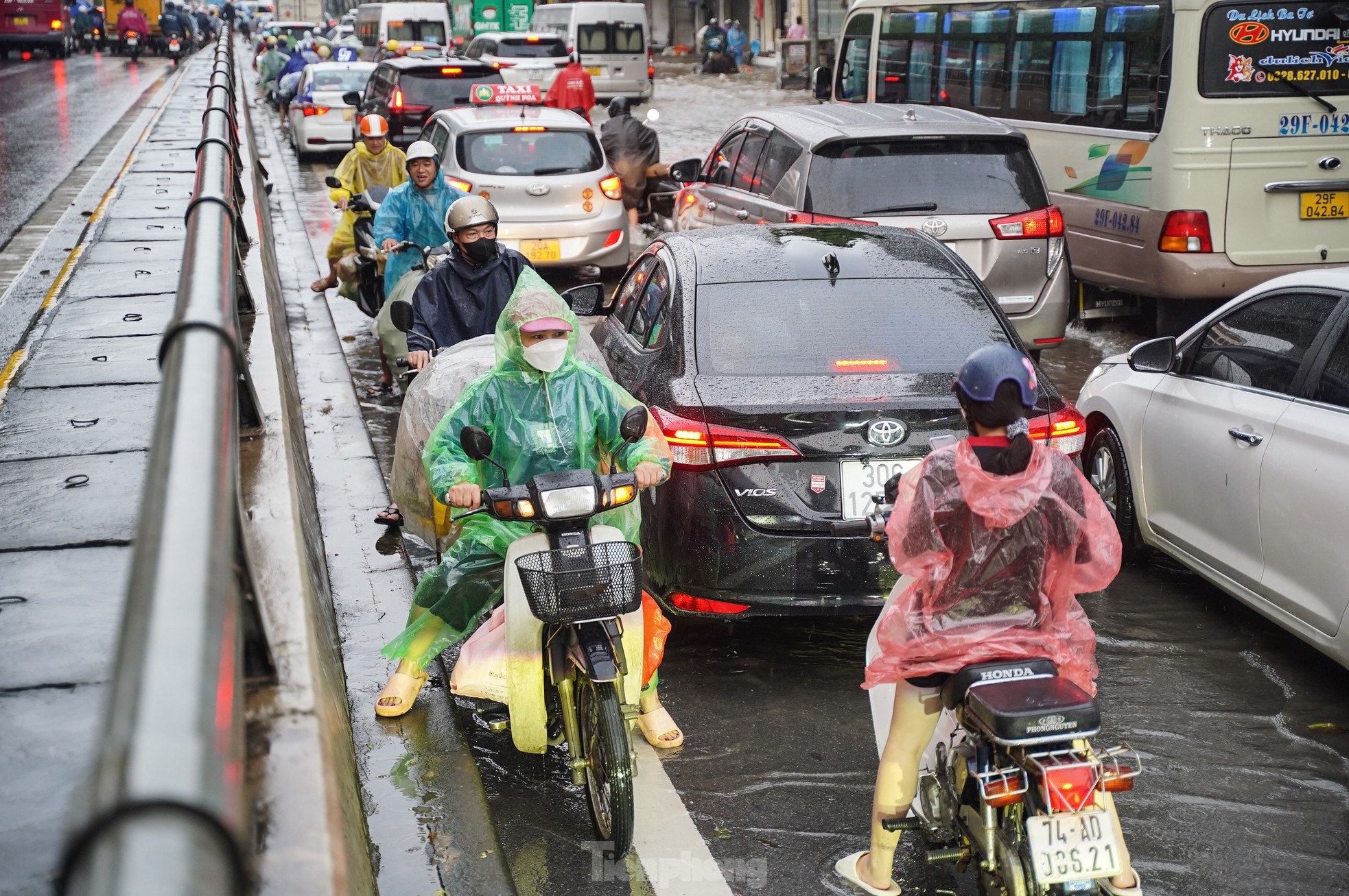 Mưa lớn xuyên đêm, giao thông Hà Nội ùn tắc, lộn xộn 5 giờ sáng - Ảnh 11.