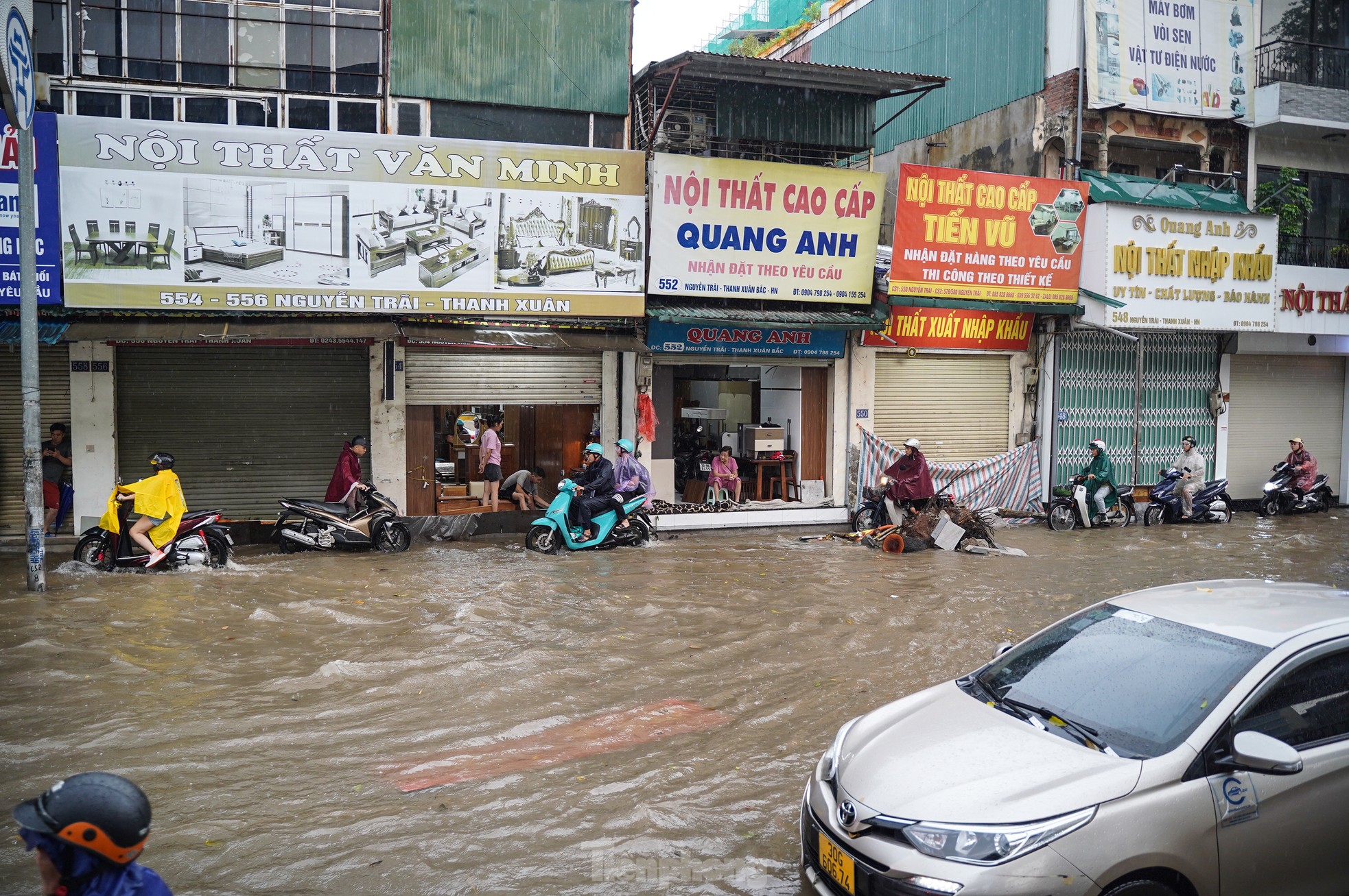 Mưa lớn xuyên đêm, giao thông Hà Nội ùn tắc, lộn xộn 5 giờ sáng - Ảnh 17.