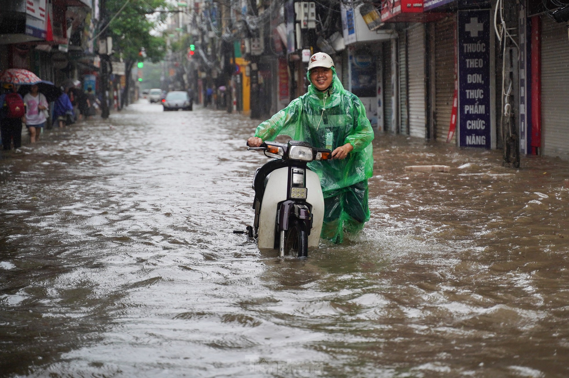 Mưa lớn xuyên đêm, giao thông Hà Nội ùn tắc, lộn xộn 5 giờ sáng - Ảnh 13.