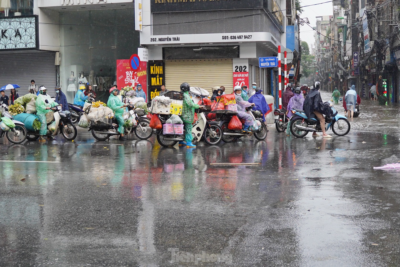 Mưa lớn xuyên đêm, giao thông Hà Nội ùn tắc, lộn xộn 5 giờ sáng - Ảnh 14.