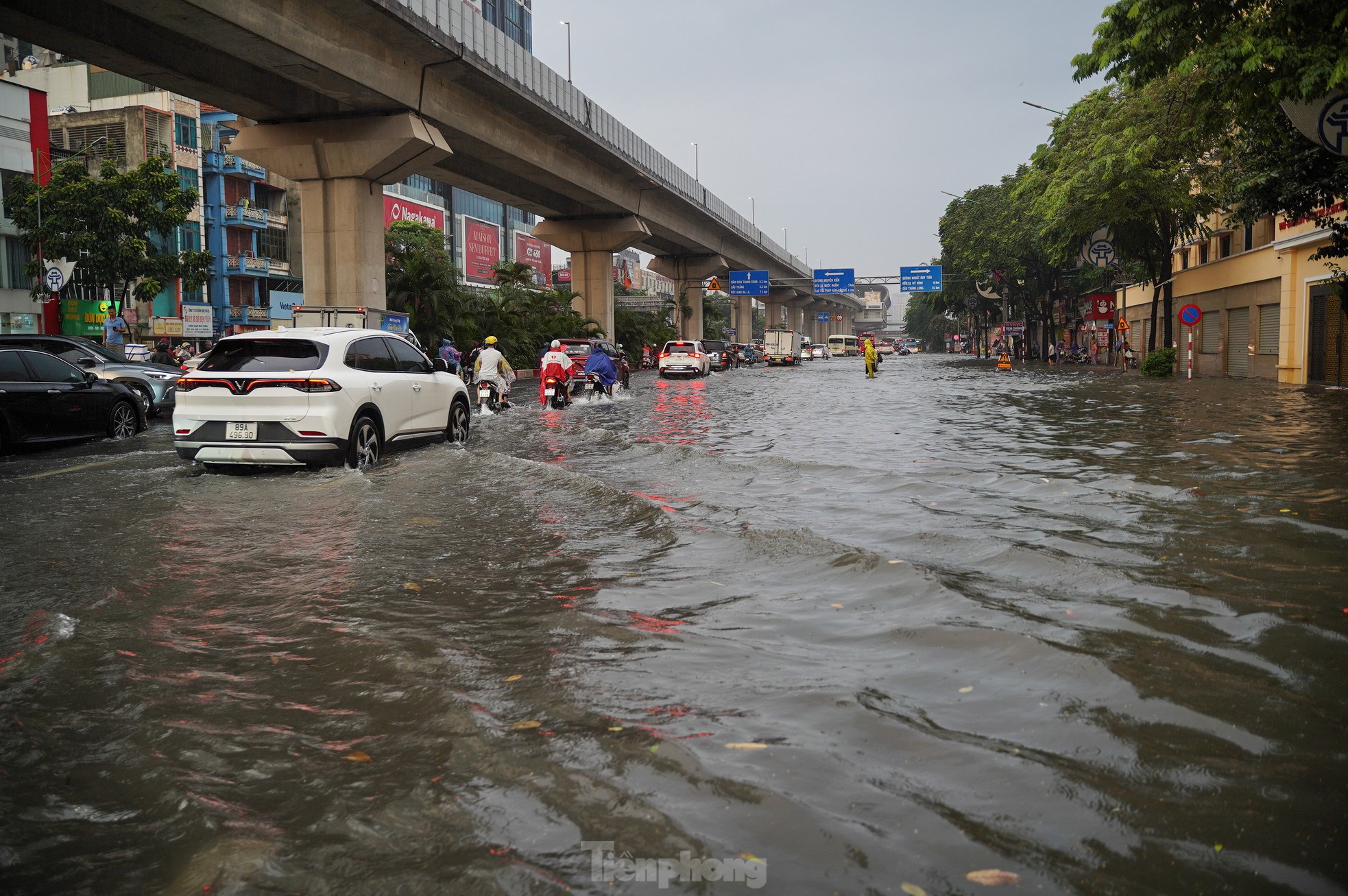 Mưa lớn xuyên đêm, giao thông Hà Nội ùn tắc, lộn xộn 5 giờ sáng - Ảnh 21.