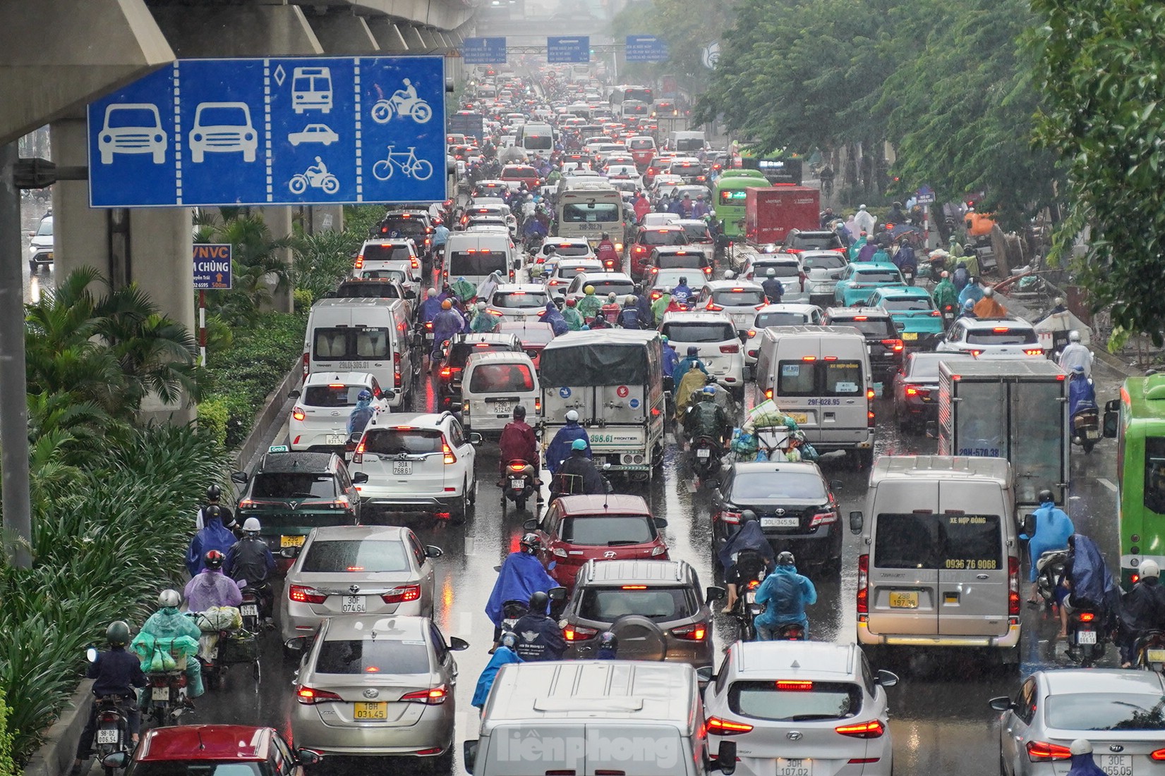 Mưa lớn xuyên đêm, giao thông Hà Nội ùn tắc, lộn xộn 5 giờ sáng - Ảnh 16.