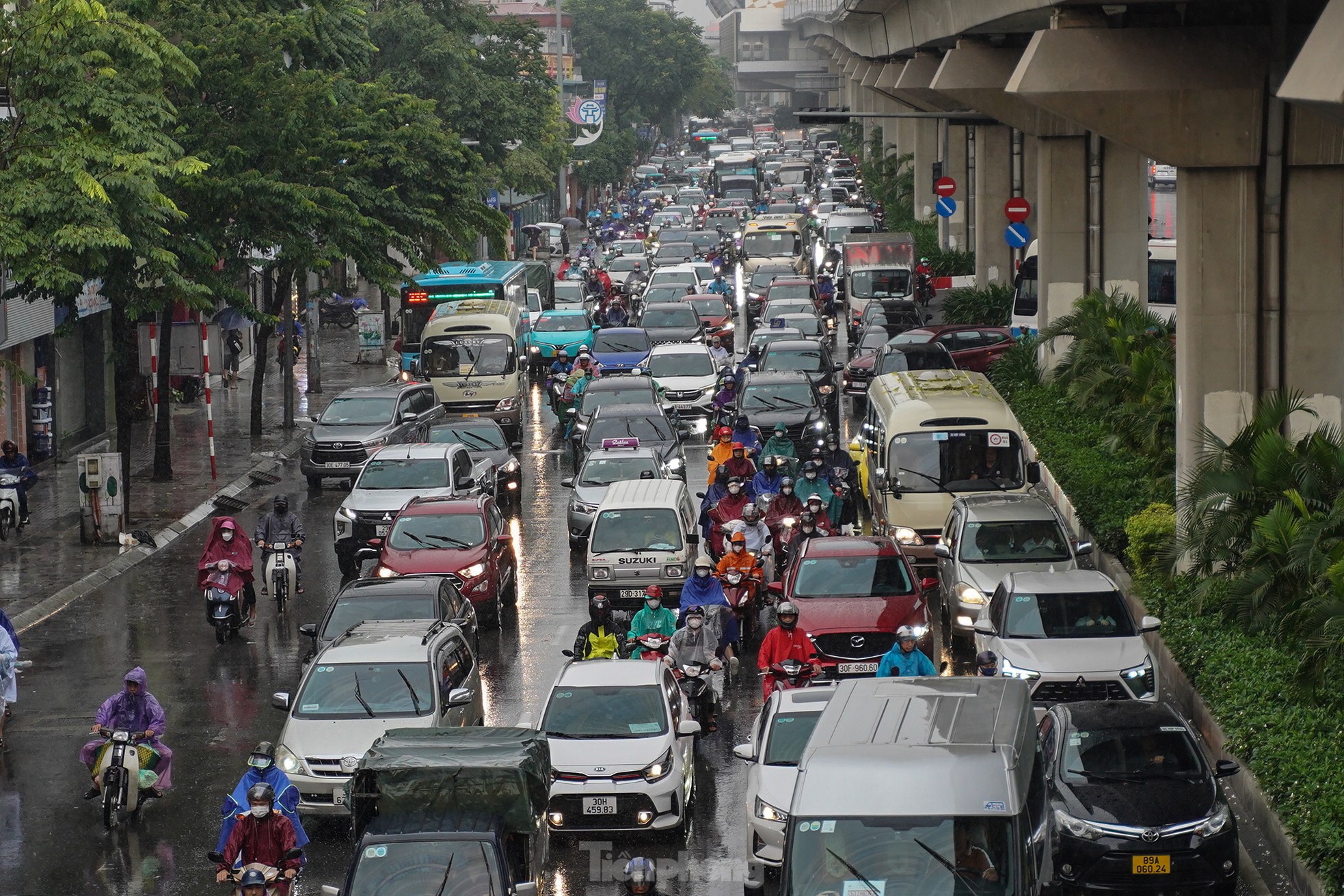 Mưa lớn xuyên đêm, giao thông Hà Nội ùn tắc, lộn xộn 5 giờ sáng - Ảnh 15.