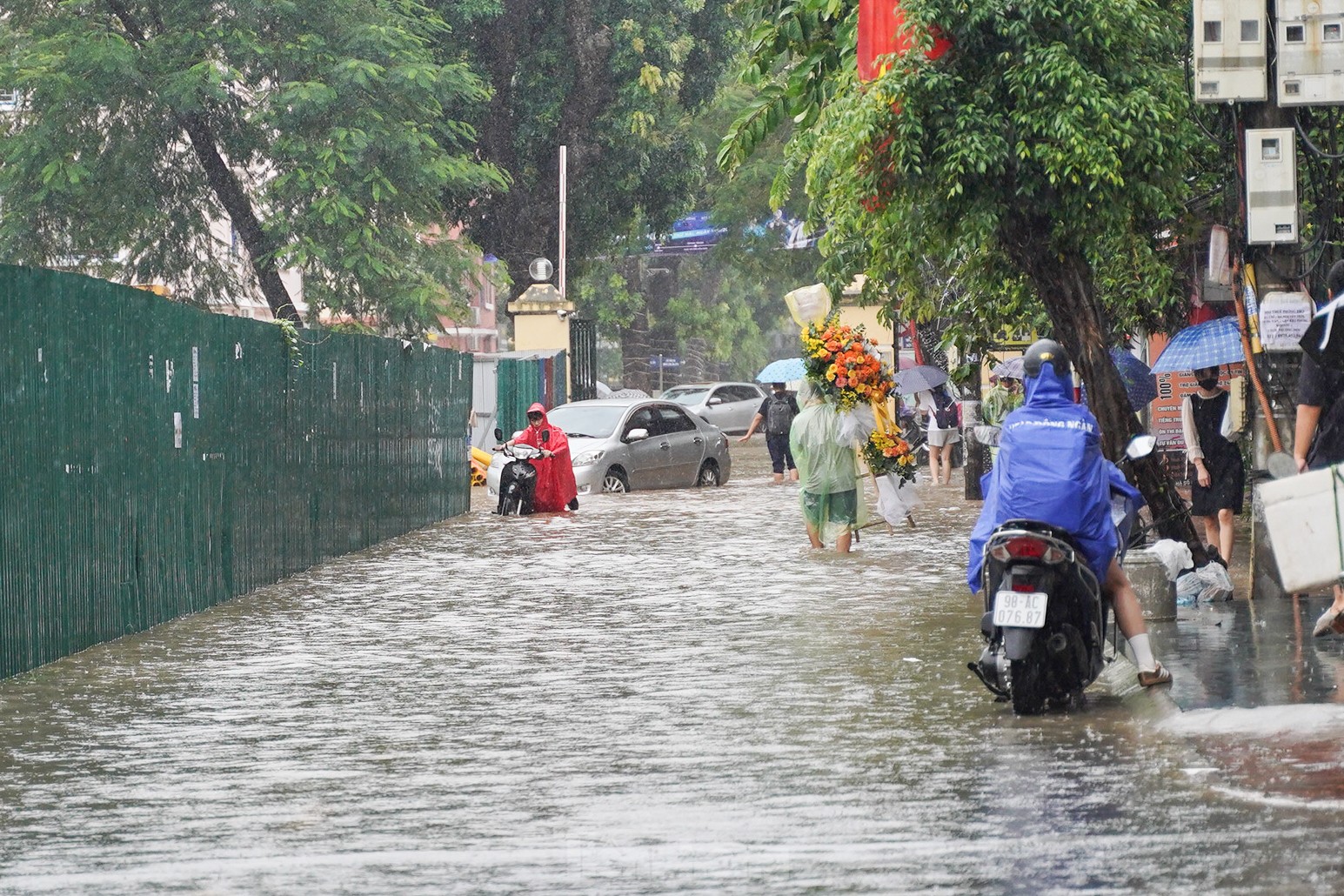 Mưa lớn xuyên đêm, giao thông Hà Nội ùn tắc, lộn xộn 5 giờ sáng - Ảnh 19.