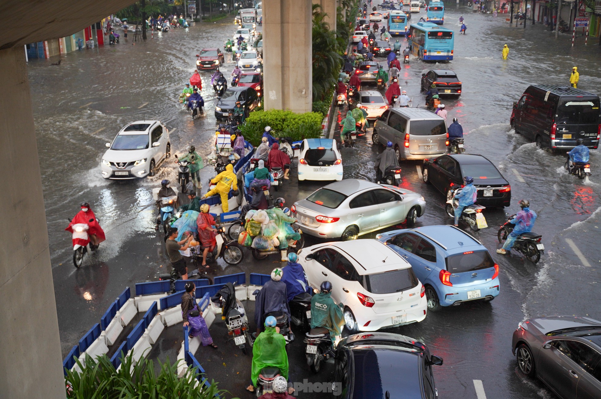 Mưa lớn xuyên đêm, giao thông Hà Nội ùn tắc, lộn xộn 5 giờ sáng - Ảnh 8.