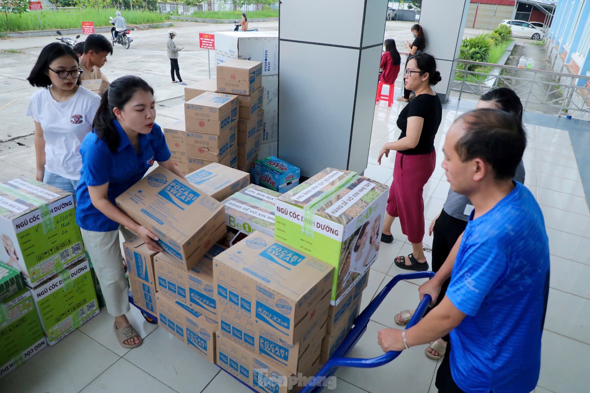 Nghẹn ngào khi thăm gia đình có người tử vong trong chuyến xe khách bị đất vùi lấp ở Cao Bằng - Ảnh 2.