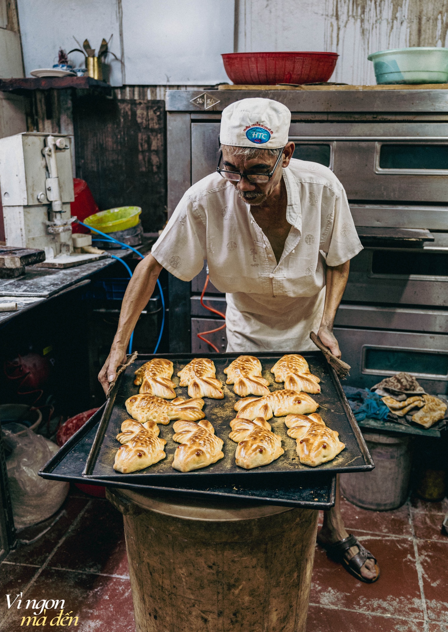 Ghé lò bánh Trung thu cổ truyền hơn 34 năm tuổi ẩn mình trong con ngõ nhỏ, xem quá trình làm ra những chiếc bánh nướng con cá mà ai cũng say mê - Ảnh 9.