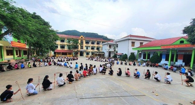 55 học sinh nhập viện sau khi ăn liên hoan Trung thu - Ảnh 1.