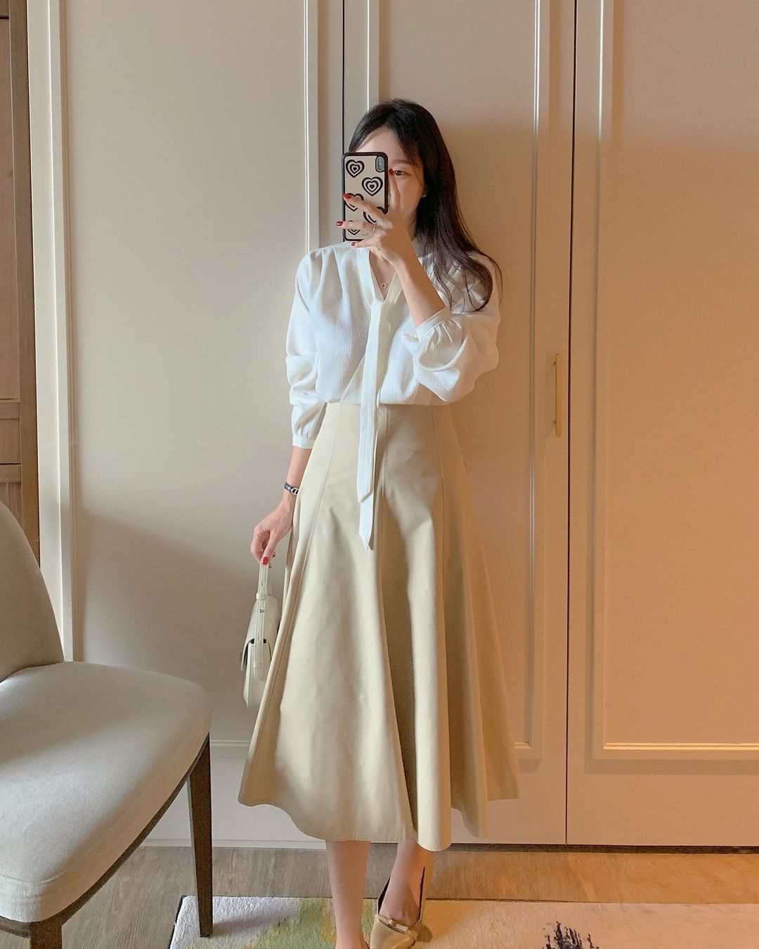 Áo blouse dài tay được hội mặc đẹp thi nhau diện trong mùa thu - Ảnh 9.