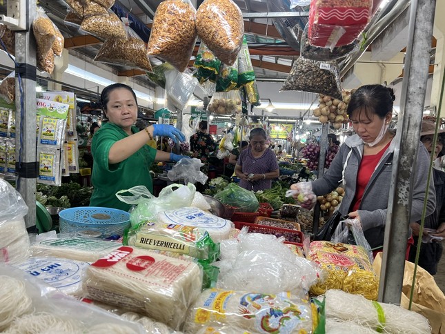 TPHCM: Rau xanh tăng giá, thủy hải sản 'đứt' hàng- Ảnh 3.