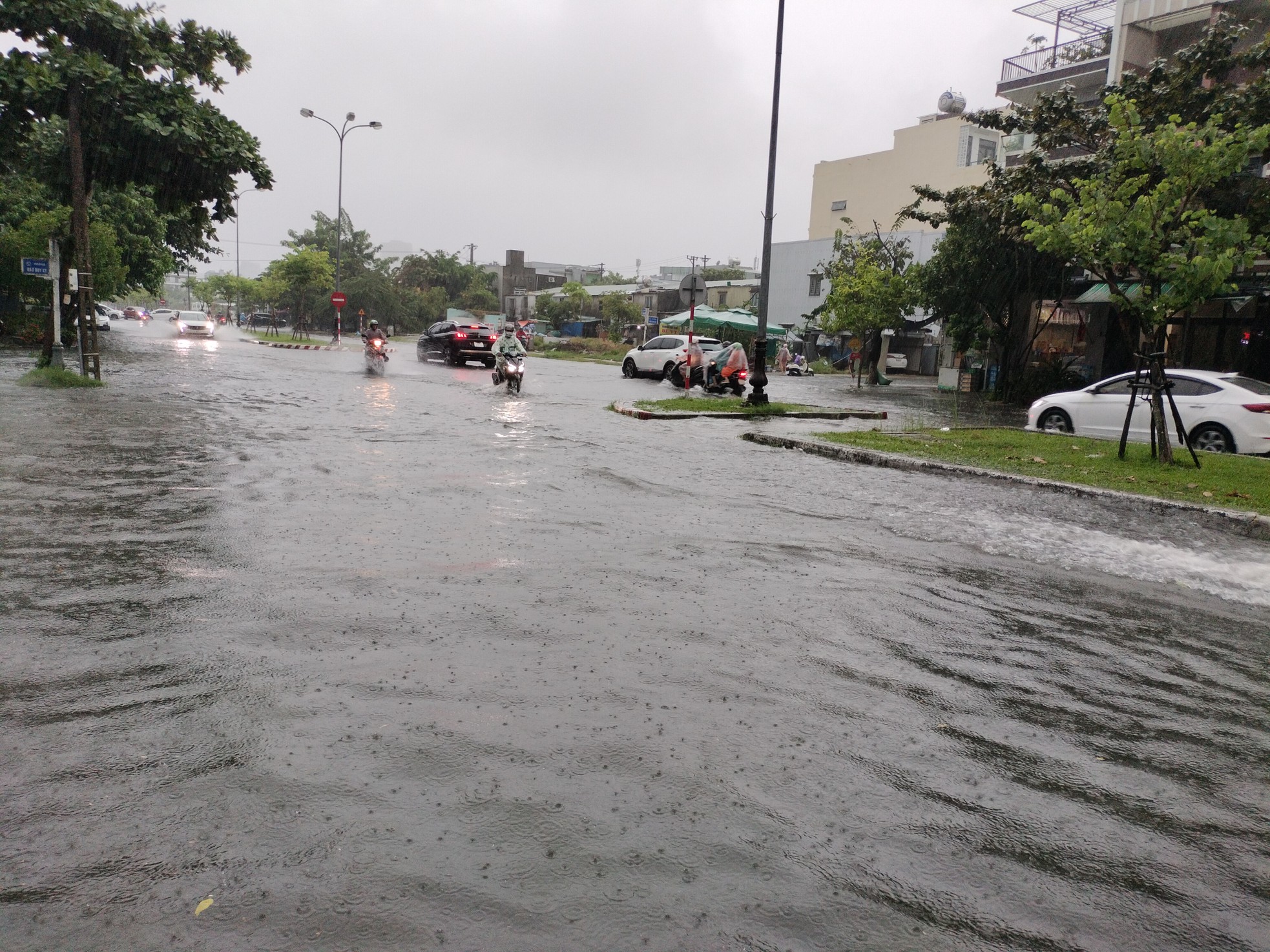 Mưa lớn làm nhiều tuyến đường, khu dân cư ở Đà Nẵng mênh mông nước - Ảnh 20.