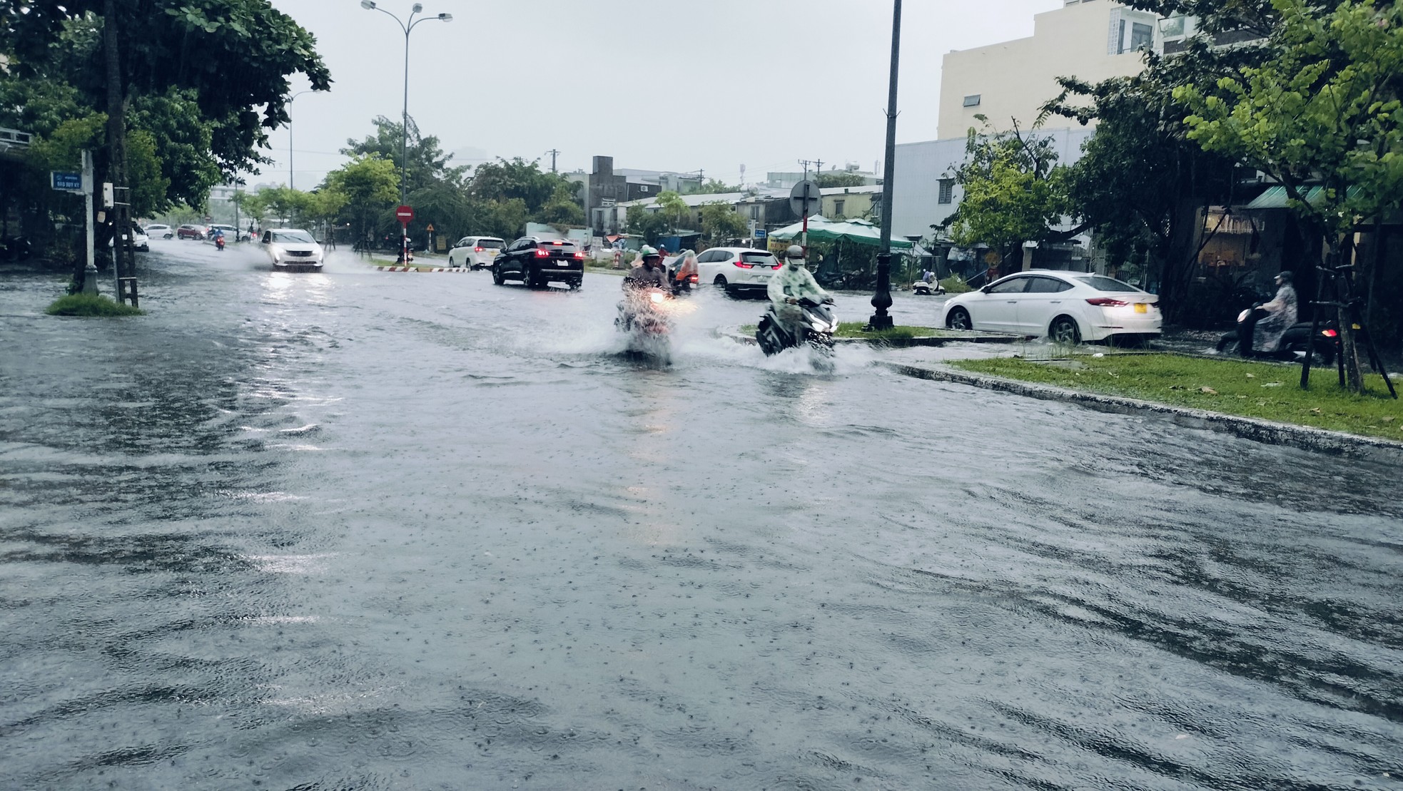 Mưa lớn làm nhiều tuyến đường, khu dân cư ở Đà Nẵng mênh mông nước - Ảnh 18.