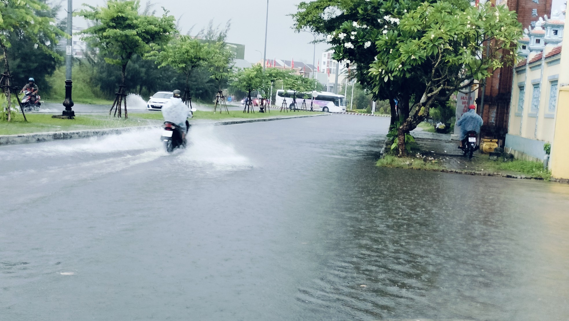 Mưa lớn làm nhiều tuyến đường, khu dân cư ở Đà Nẵng mênh mông nước - Ảnh 4.