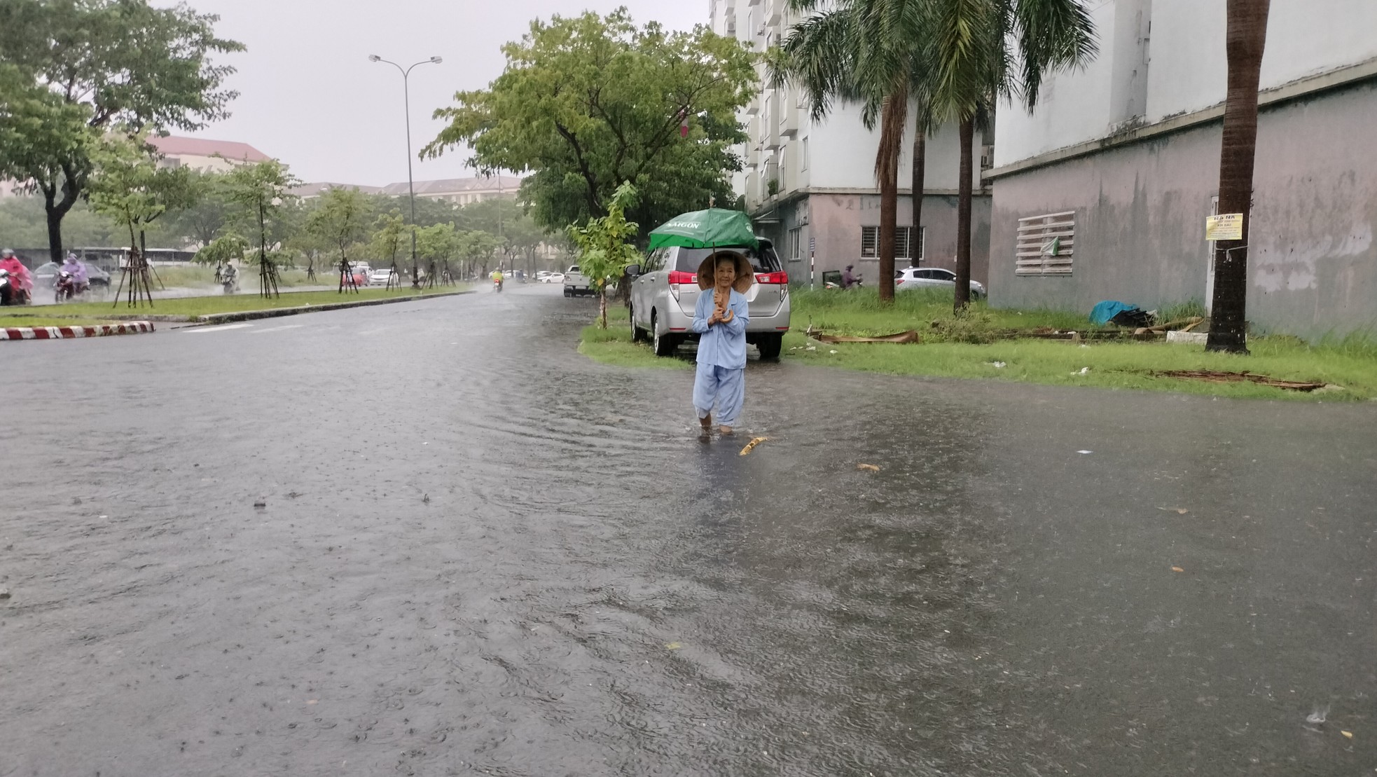 Mưa lớn làm nhiều tuyến đường, khu dân cư ở Đà Nẵng mênh mông nước - Ảnh 3.