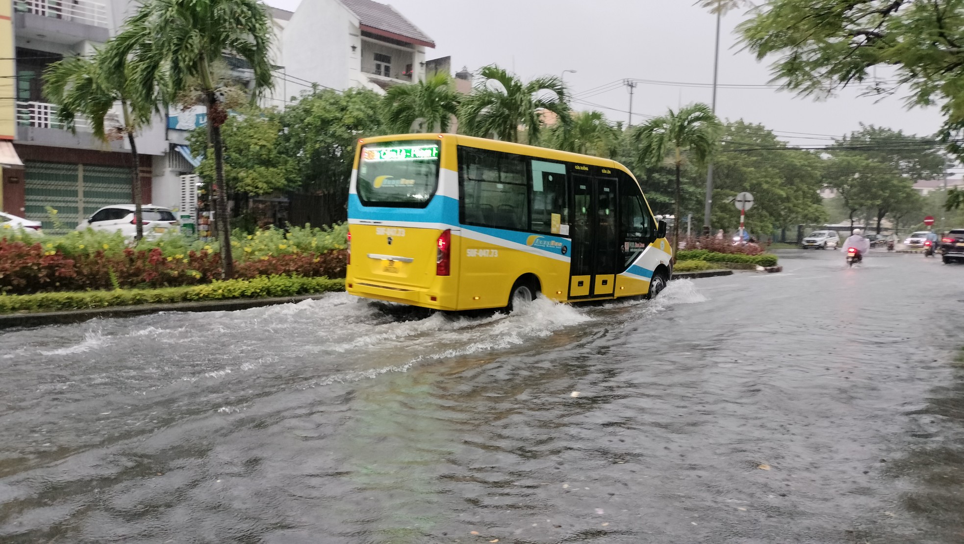 Mưa lớn làm nhiều tuyến đường, khu dân cư ở Đà Nẵng mênh mông nước - Ảnh 13.