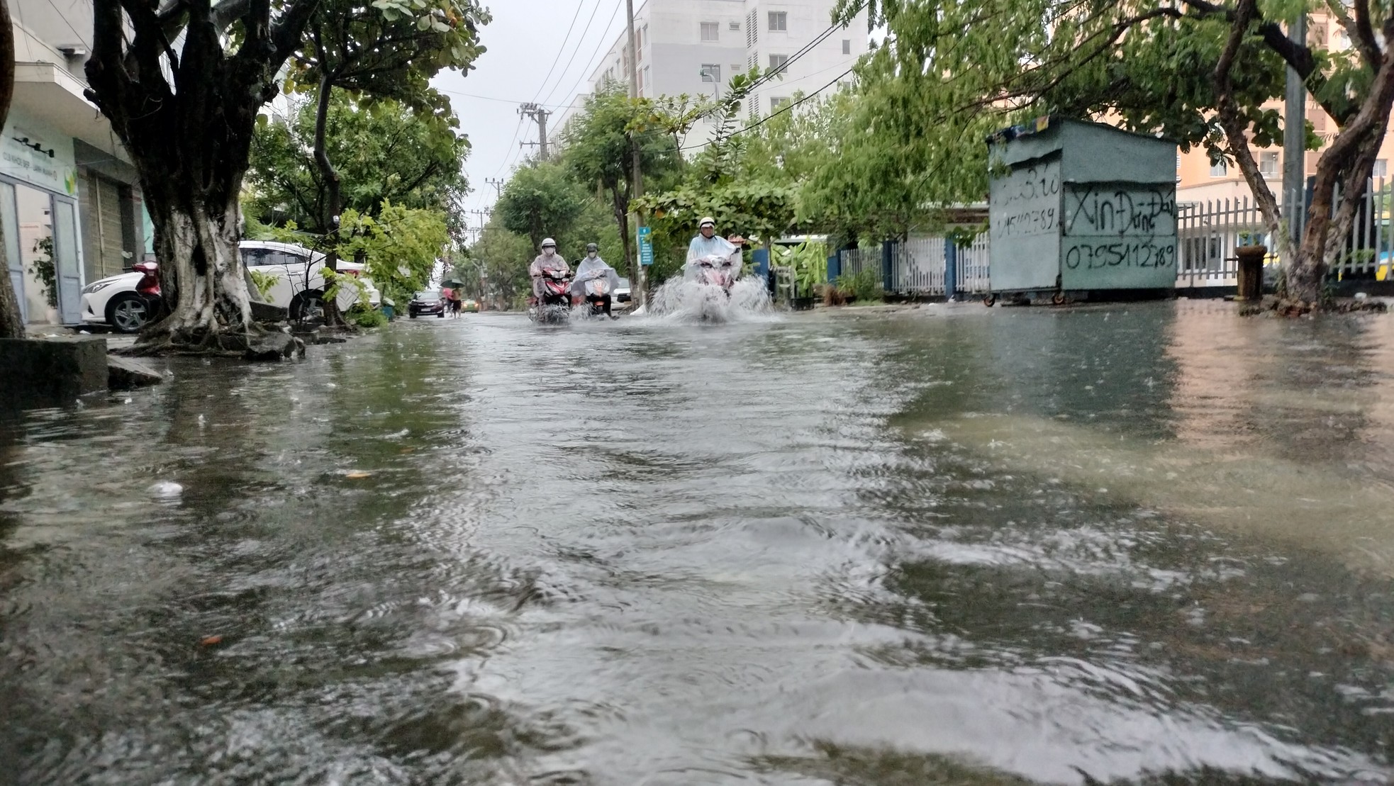 Mưa lớn làm nhiều tuyến đường, khu dân cư ở Đà Nẵng mênh mông nước - Ảnh 14.