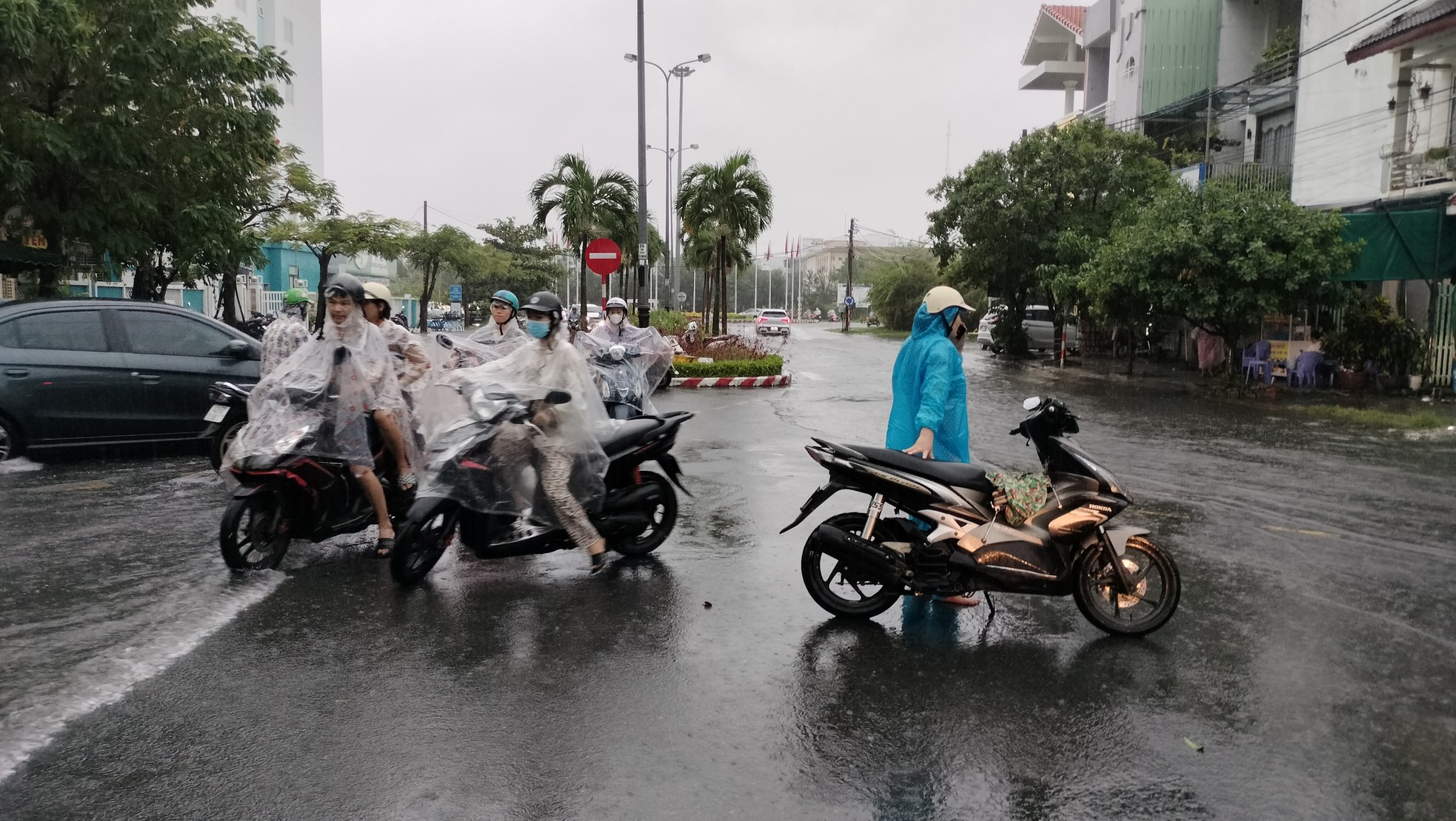 Mưa lớn làm nhiều tuyến đường, khu dân cư ở Đà Nẵng mênh mông nước - Ảnh 15.