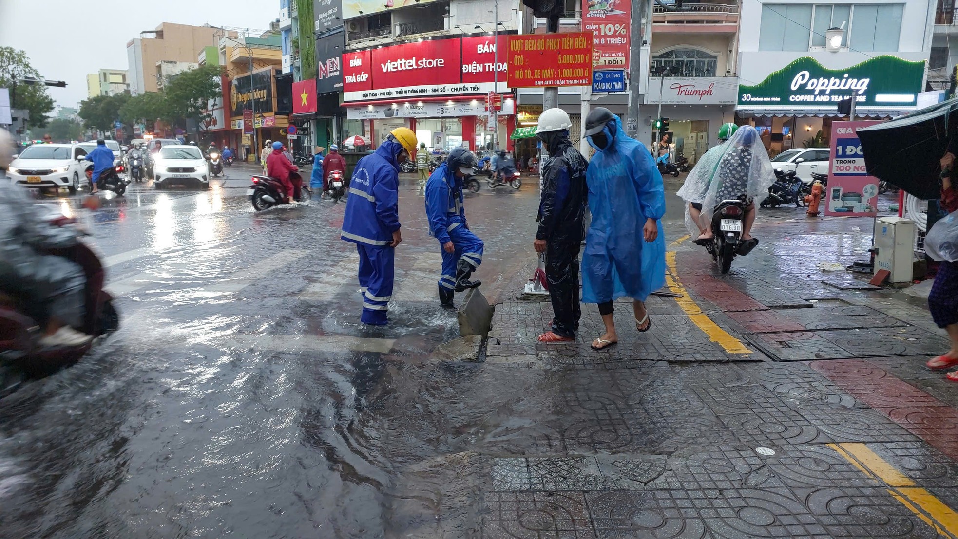 Mưa lớn làm nhiều tuyến đường, khu dân cư ở Đà Nẵng mênh mông nước - Ảnh 12.