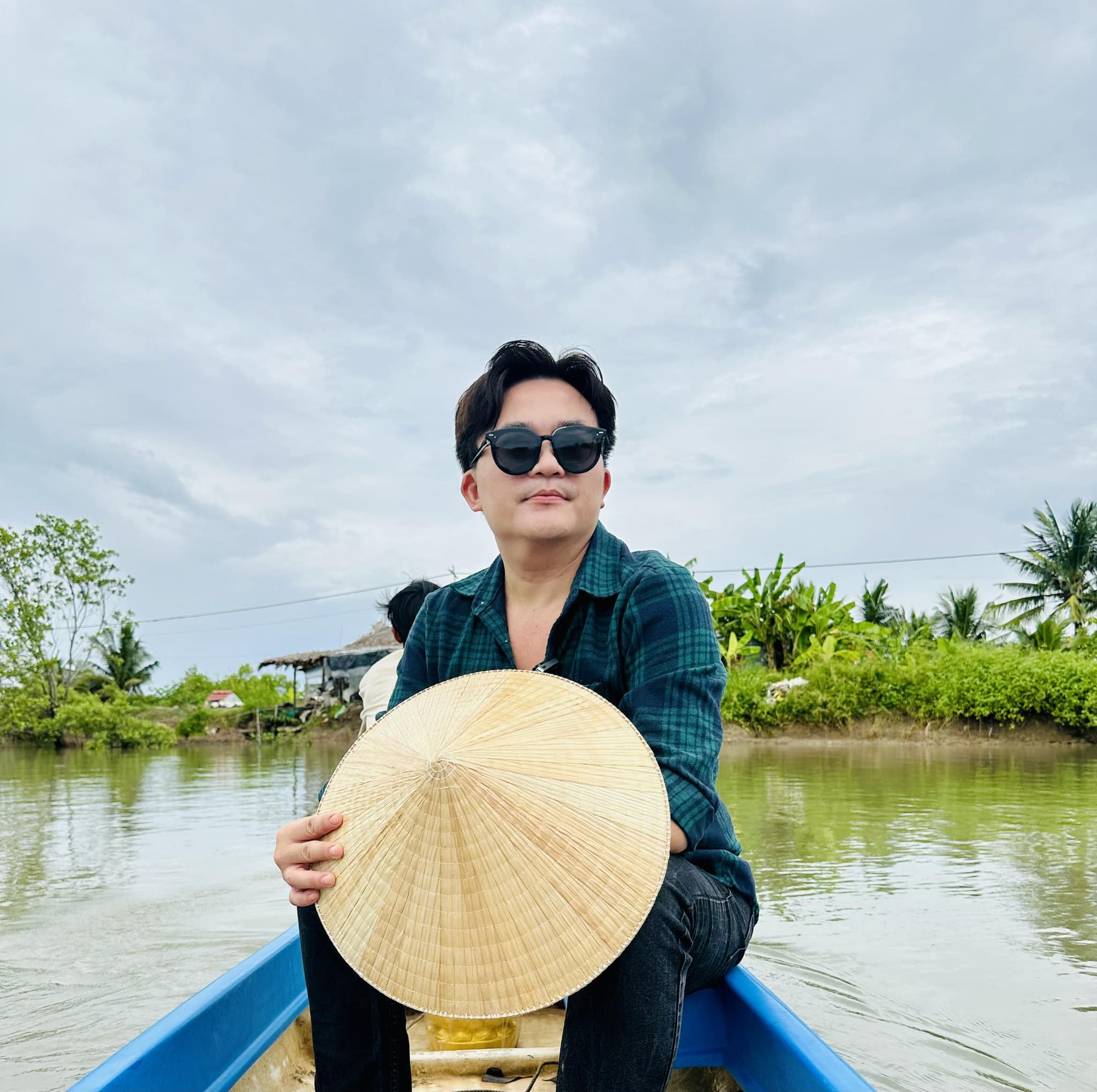 Nam NSƯT bán kim cương cứu trợ bão lũ: U50 không cưới vợ, sinh con, dành trọn cho nghệ thuật và từ thiện - Ảnh 4.