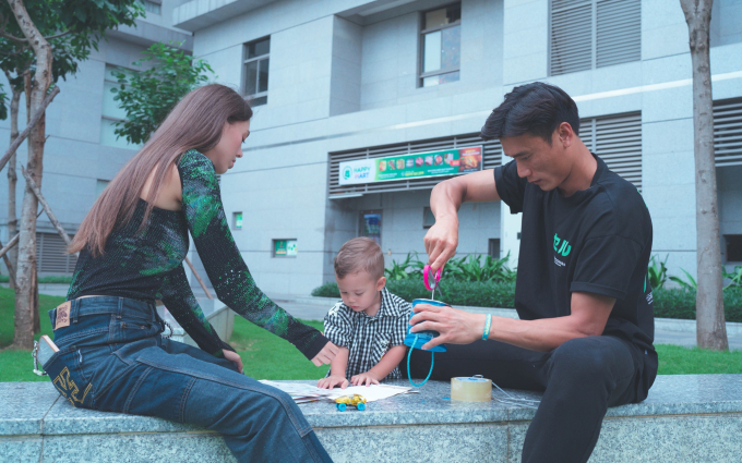 &quot;Thủ môn quốc dân&quot; giàu nhất nhì làng bóng Việt nhưng trung thu lại tặng con món quà siêu đơn giản, lý do khiến ai cũng gật gù khen hay - Ảnh 1.