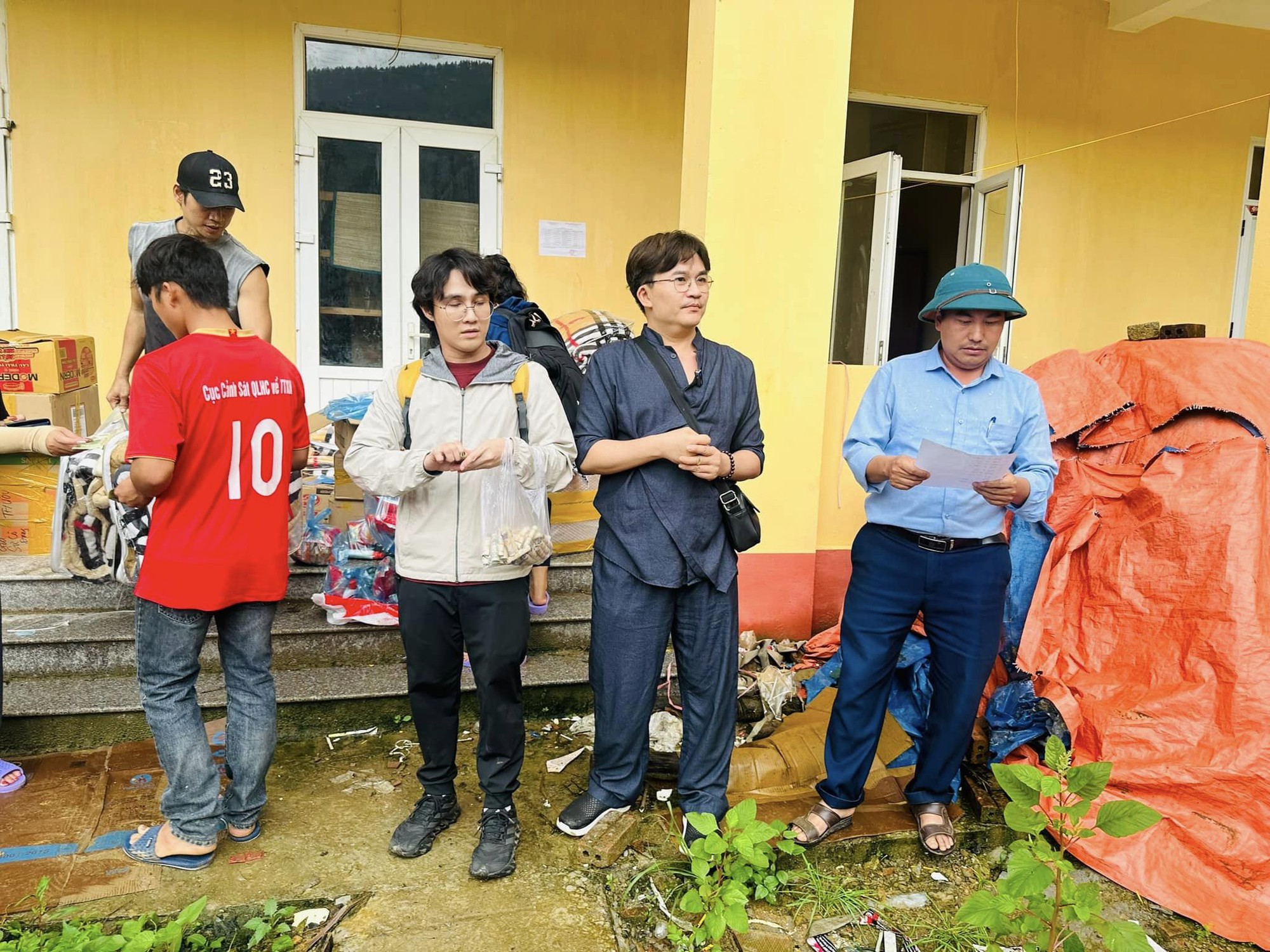 Nam NSƯT bán kim cương cứu trợ bão lũ: U50 không cưới vợ, sinh con, dành trọn cho nghệ thuật và từ thiện - Ảnh 3.