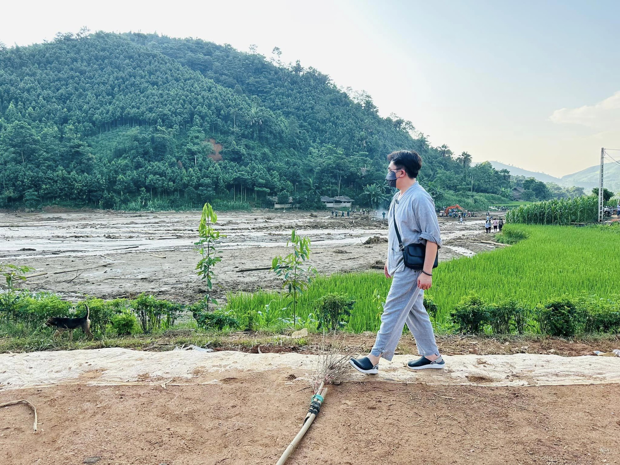 Nam NSƯT bán kim cương cứu trợ bão lũ: U50 không cưới vợ, sinh con, dành trọn cho nghệ thuật và từ thiện - Ảnh 2.