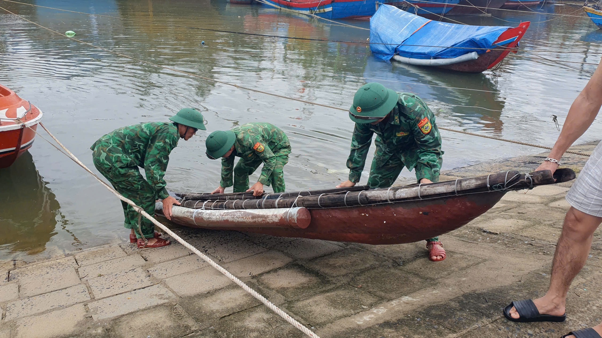 Người dân miền Trung chạy đua chống bão số 4- Ảnh 24.