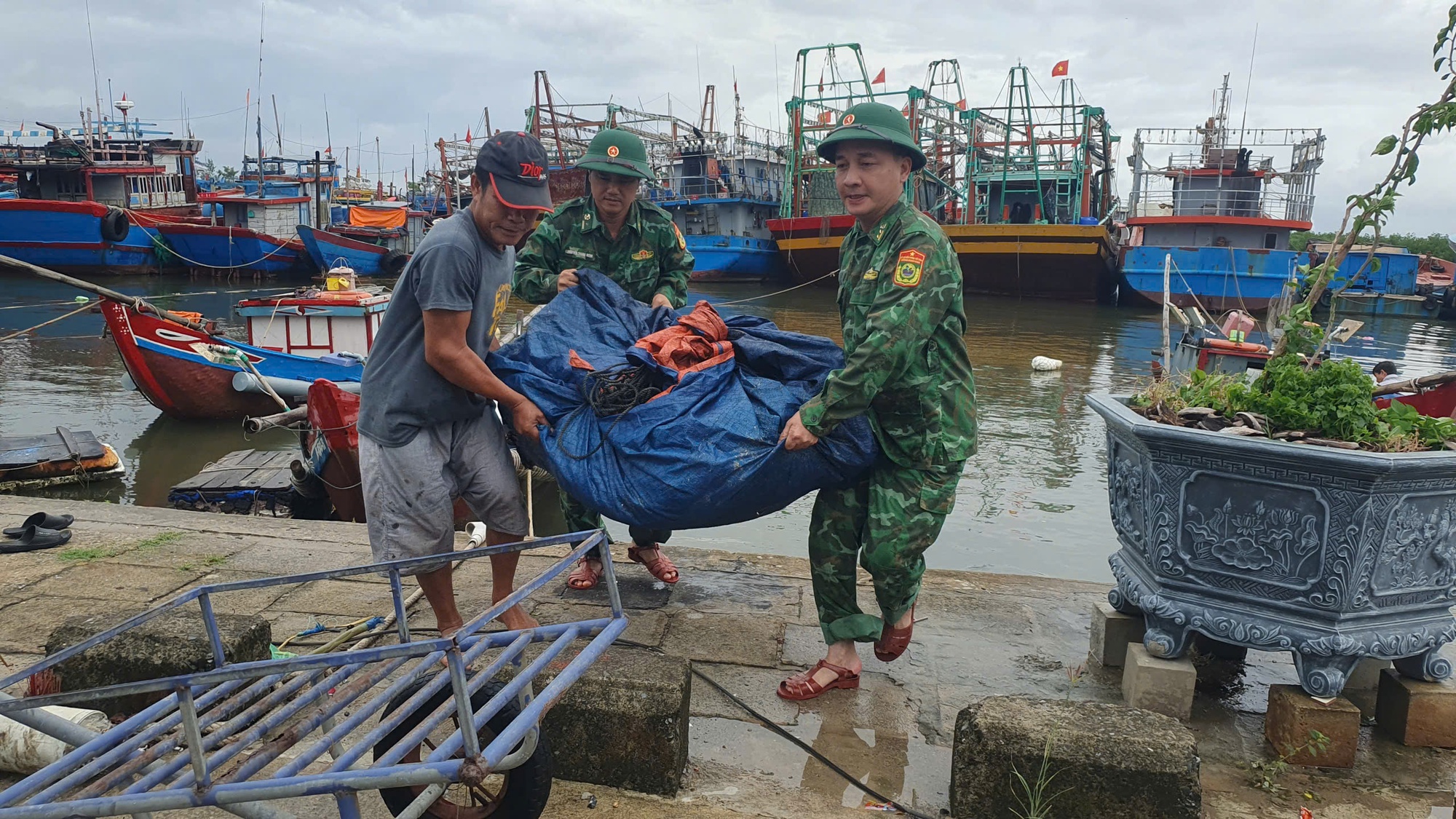 Người dân miền Trung chạy đua chống bão số 4- Ảnh 23.