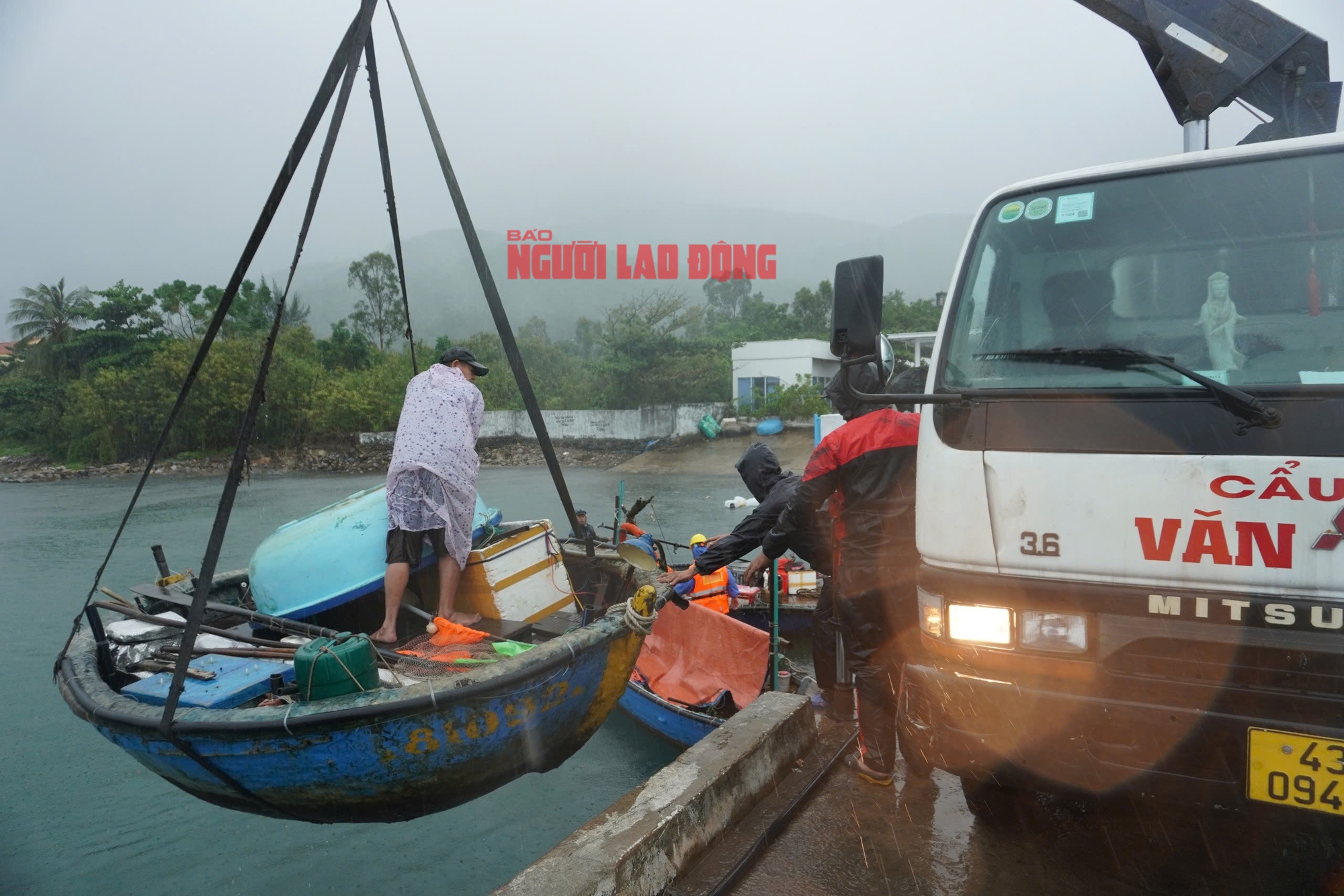 Người dân miền Trung chạy đua chống bão số 4- Ảnh 14.