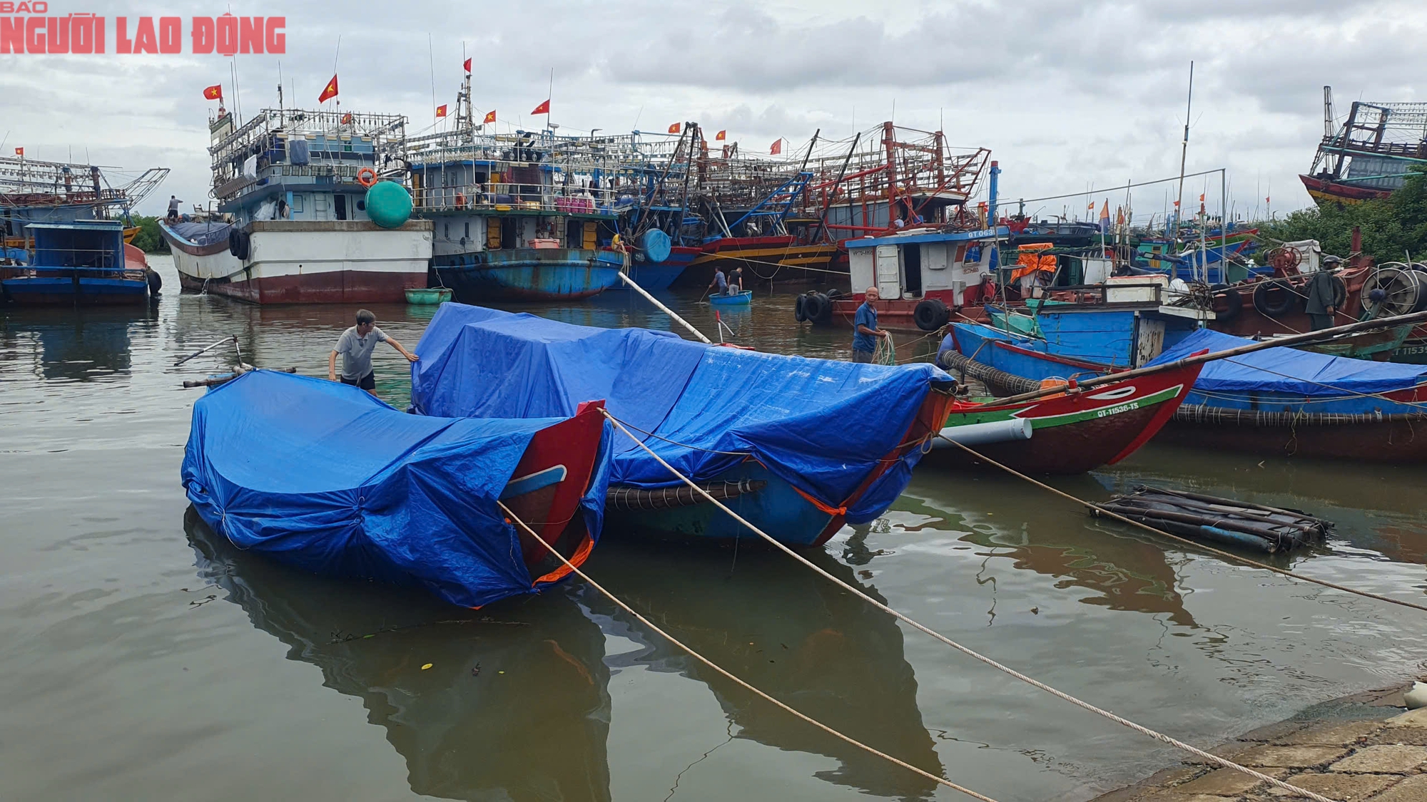 Người dân miền Trung chạy đua chống bão số 4- Ảnh 17.