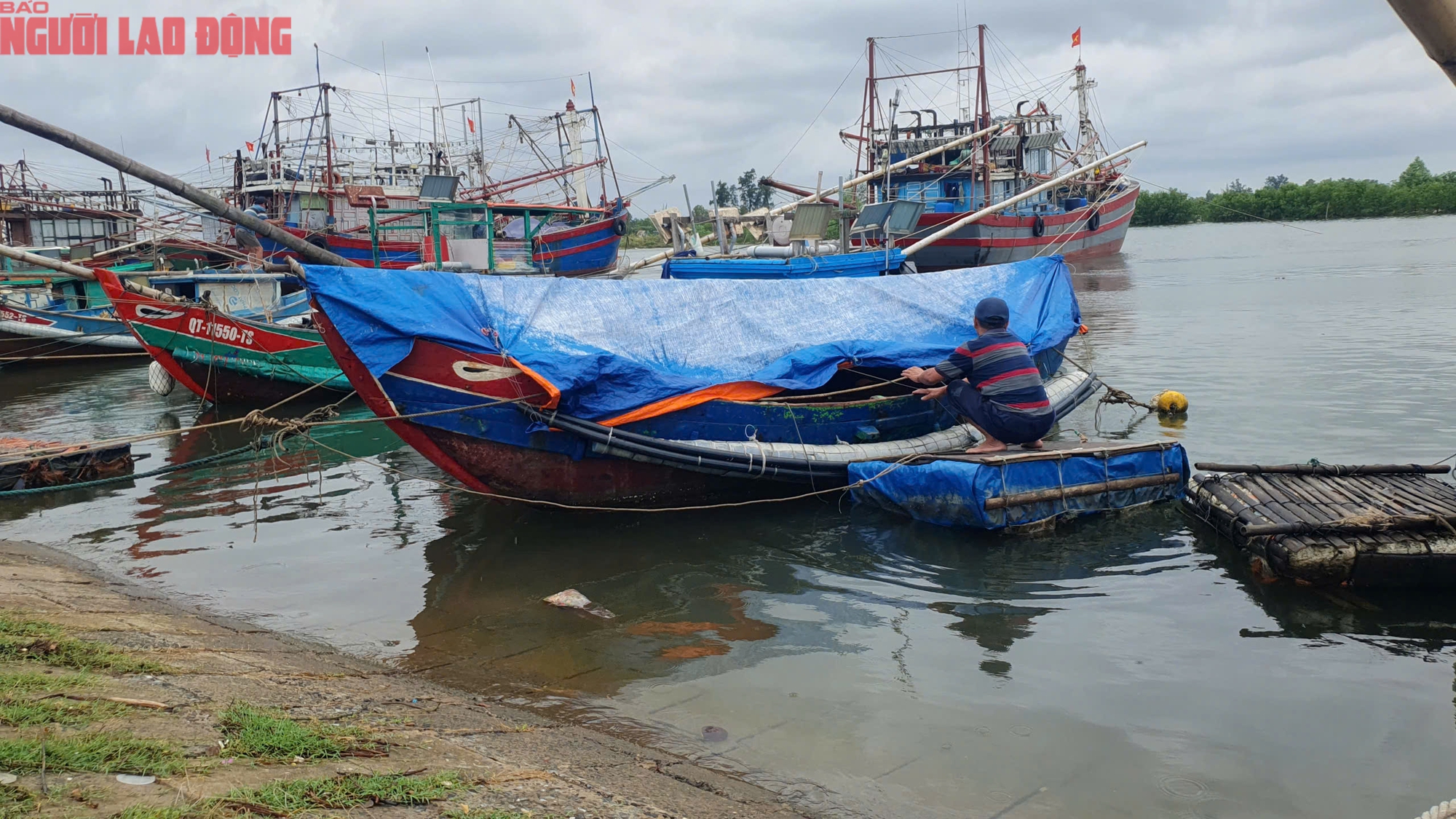 Người dân miền Trung chạy đua chống bão số 4- Ảnh 18.