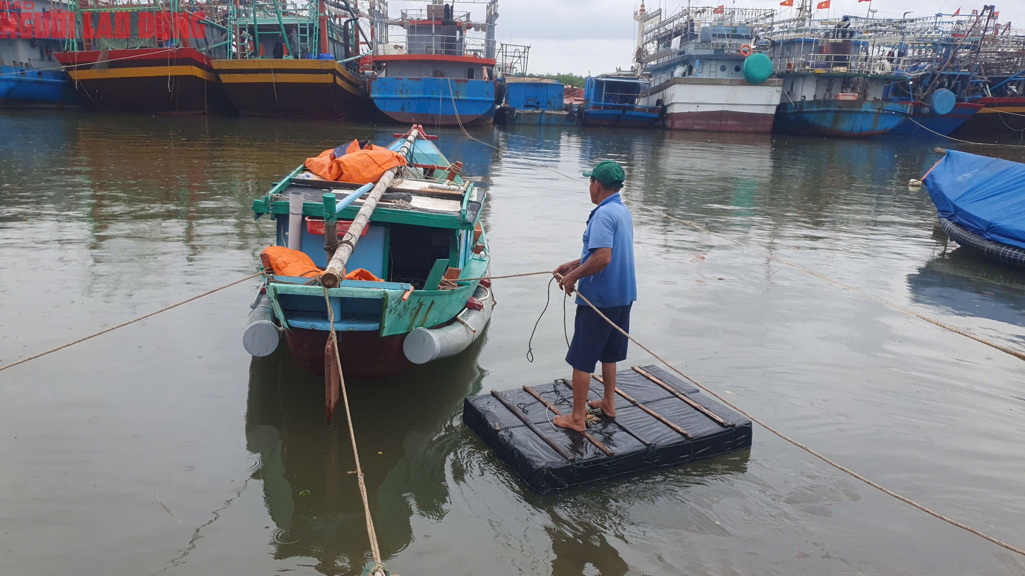 Người dân miền Trung chạy đua chống bão số 4- Ảnh 19.