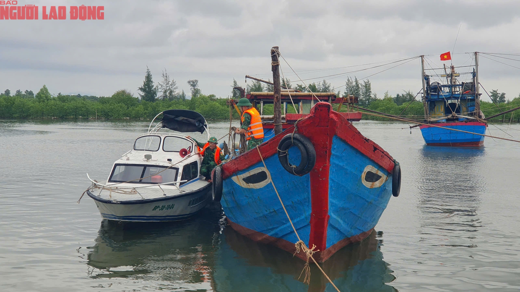 Người dân miền Trung chạy đua chống bão số 4- Ảnh 21.