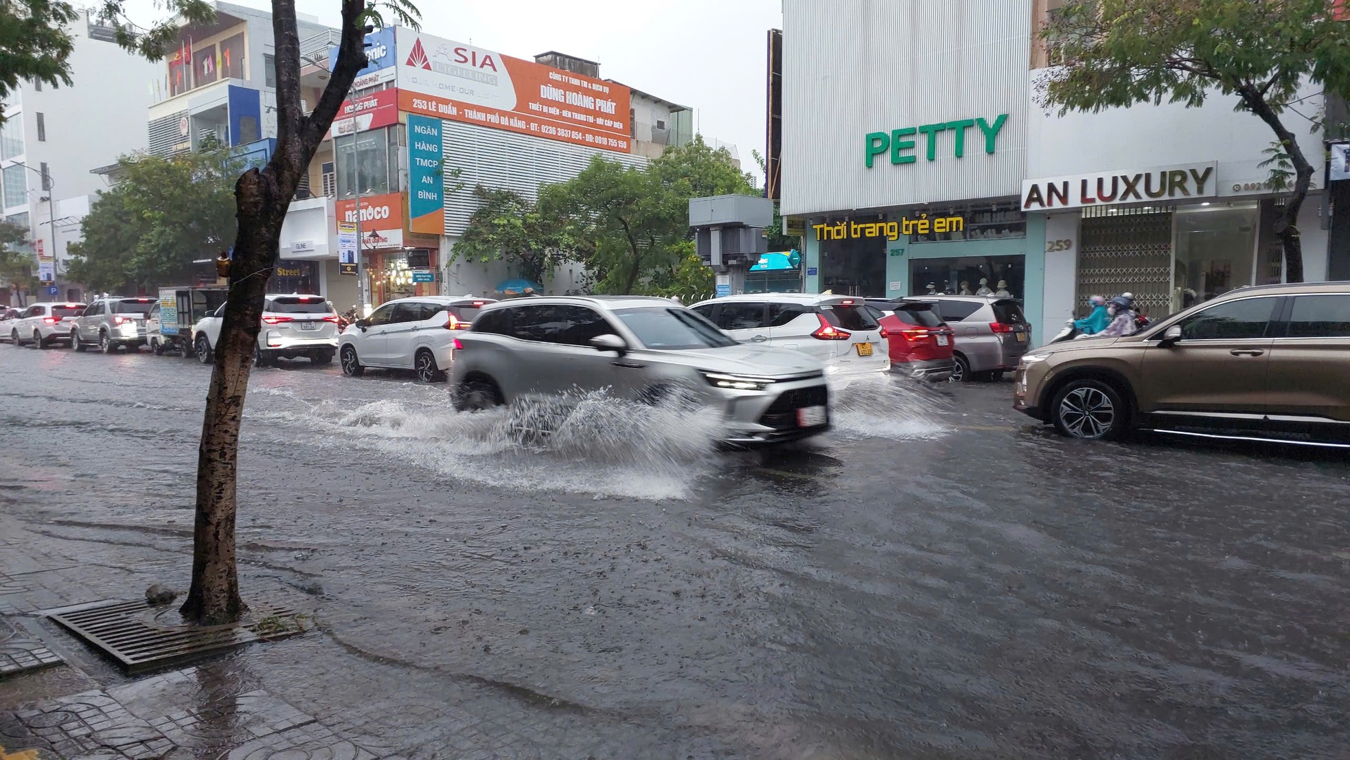 Mưa lớn làm nhiều tuyến đường, khu dân cư ở Đà Nẵng mênh mông nước - Ảnh 8.