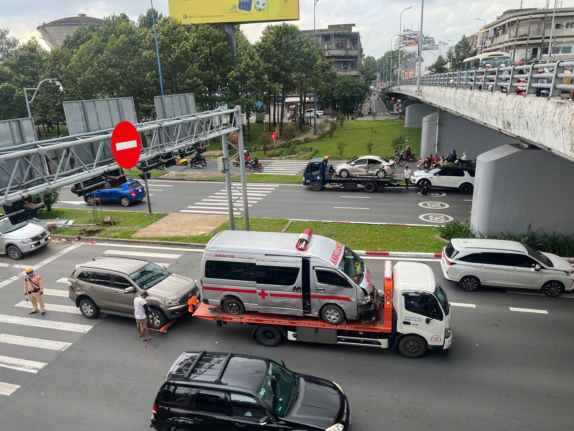 TP.HCM: Xe cấp cứu gặp tai nạn liên hoàn trên đại lộ Võ Văn Kiệt - Ảnh 1.