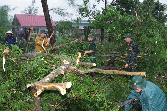 Thêm nhiều nhà dân ở Hà Tĩnh bị lốc xoáy cuốn tốc mái do bão số 4 - Ảnh 3.