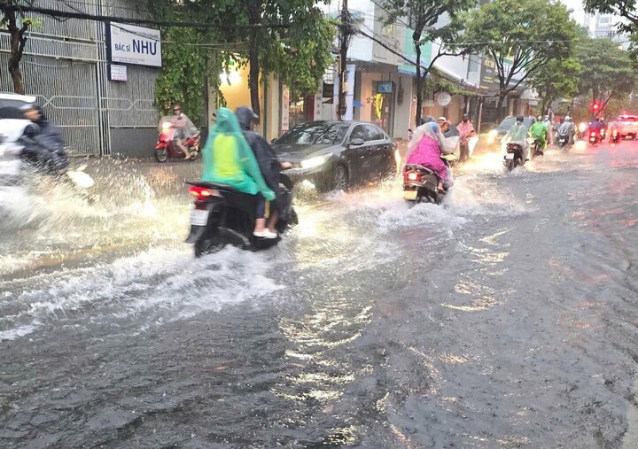 Nhiều tỉnh miền Trung cho học sinh nghỉ học tránh bão số 4 - Ảnh 3.