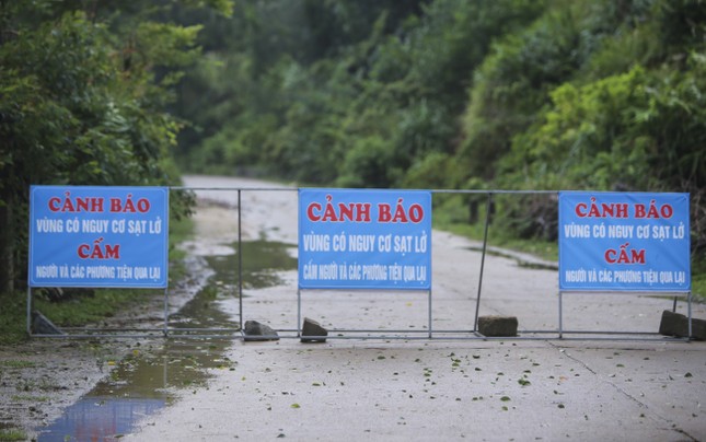 Thêm nhiều nhà dân ở Hà Tĩnh bị lốc xoáy cuốn tốc mái do bão số 4 - Ảnh 6.