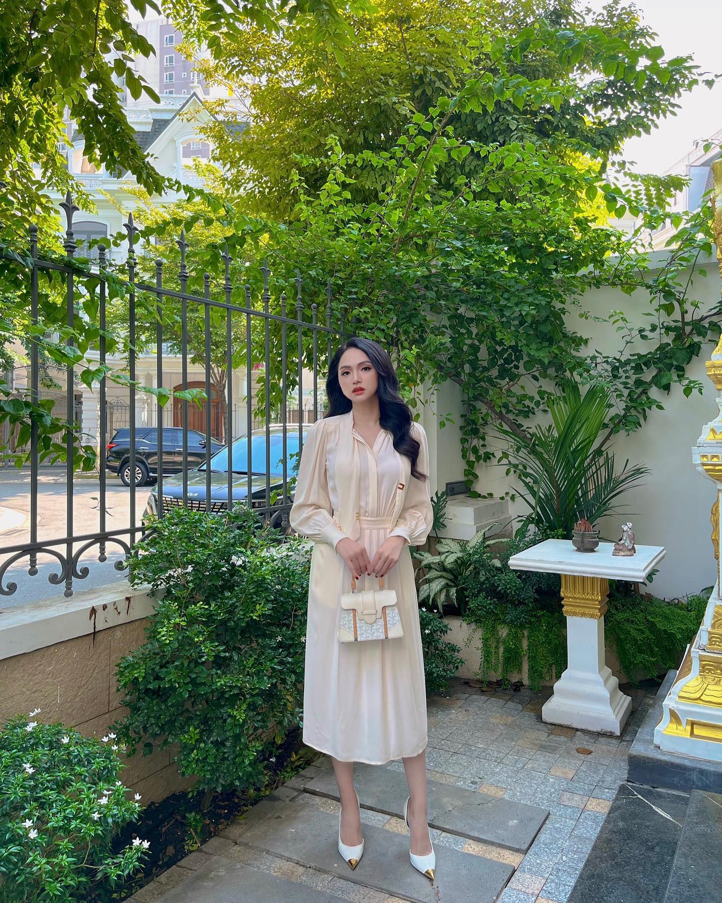 Street style đẹp từ hè sang thu của giám khảo Miss Universe Vietnam 2024 - Ảnh 10.