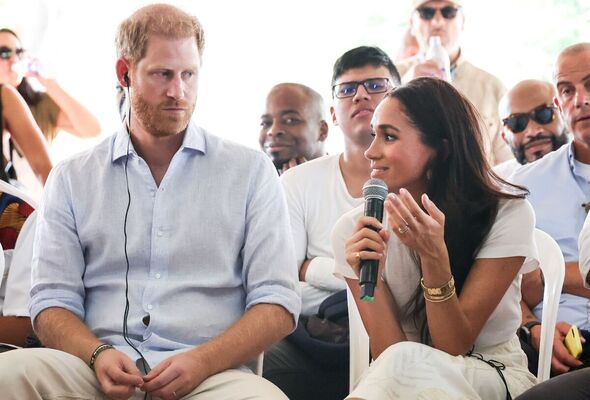 Harry cảm thấy &quot;lép vế&quot; trước Meghan và nung nấu ý định trở về Hoàng gia Anh - Ảnh 1.