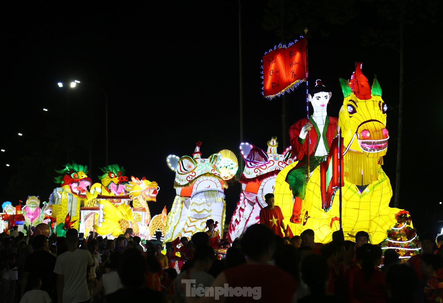 Hàng vạn người tham gia rước đèn lồng khổng lồ đón Trung Thu sớm ở Tuyên Quang - Ảnh 4.