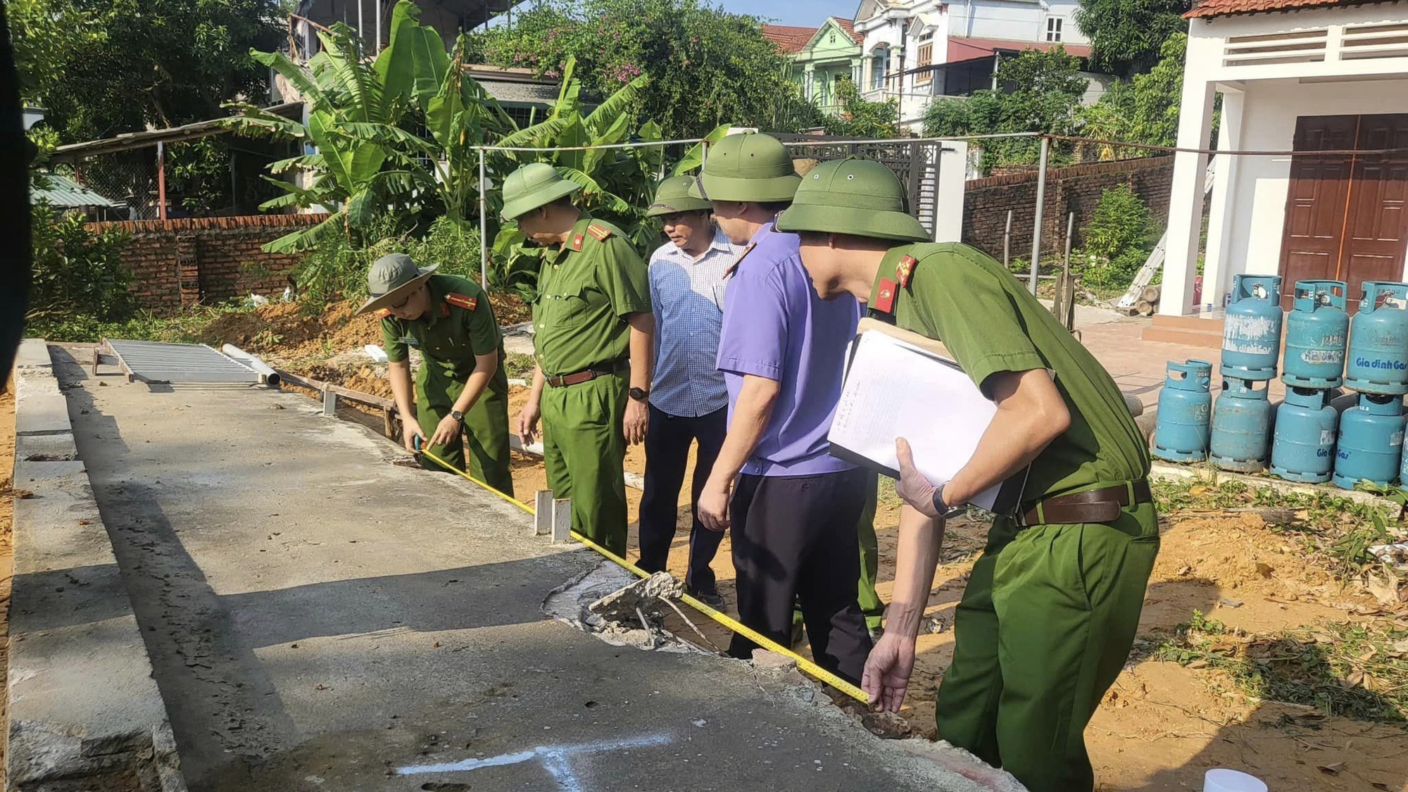 [Ảnh] Hiện trường trục vớt nhịp cầu Phong Châu và phương tiện bị chìm trong vụ sập cầu kinh hoàng - Ảnh 2.