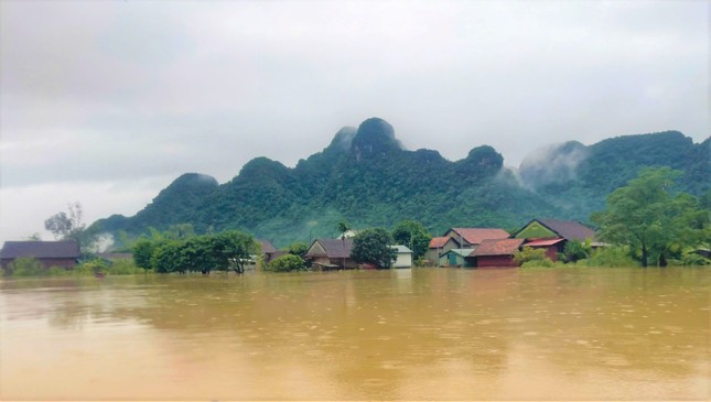 &quot;Làng du lịch tốt nhất thế giới&quot; ở Quảng Bình chìm trong biển nước - Ảnh 1.