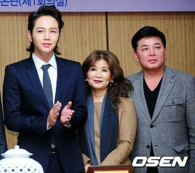 Hành động gây phẫn nộ của mẹ Jang Geun Suk khi con trai bị ung thư - Ảnh 2.