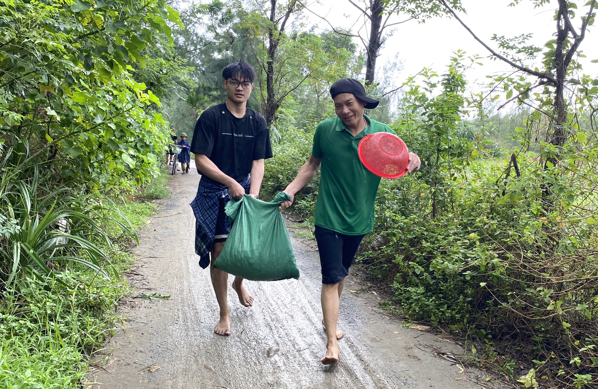 &quot;Lộc biển&quot; dạt trắng bờ, dân ra nhặt từng tải về ăn - Ảnh 13.