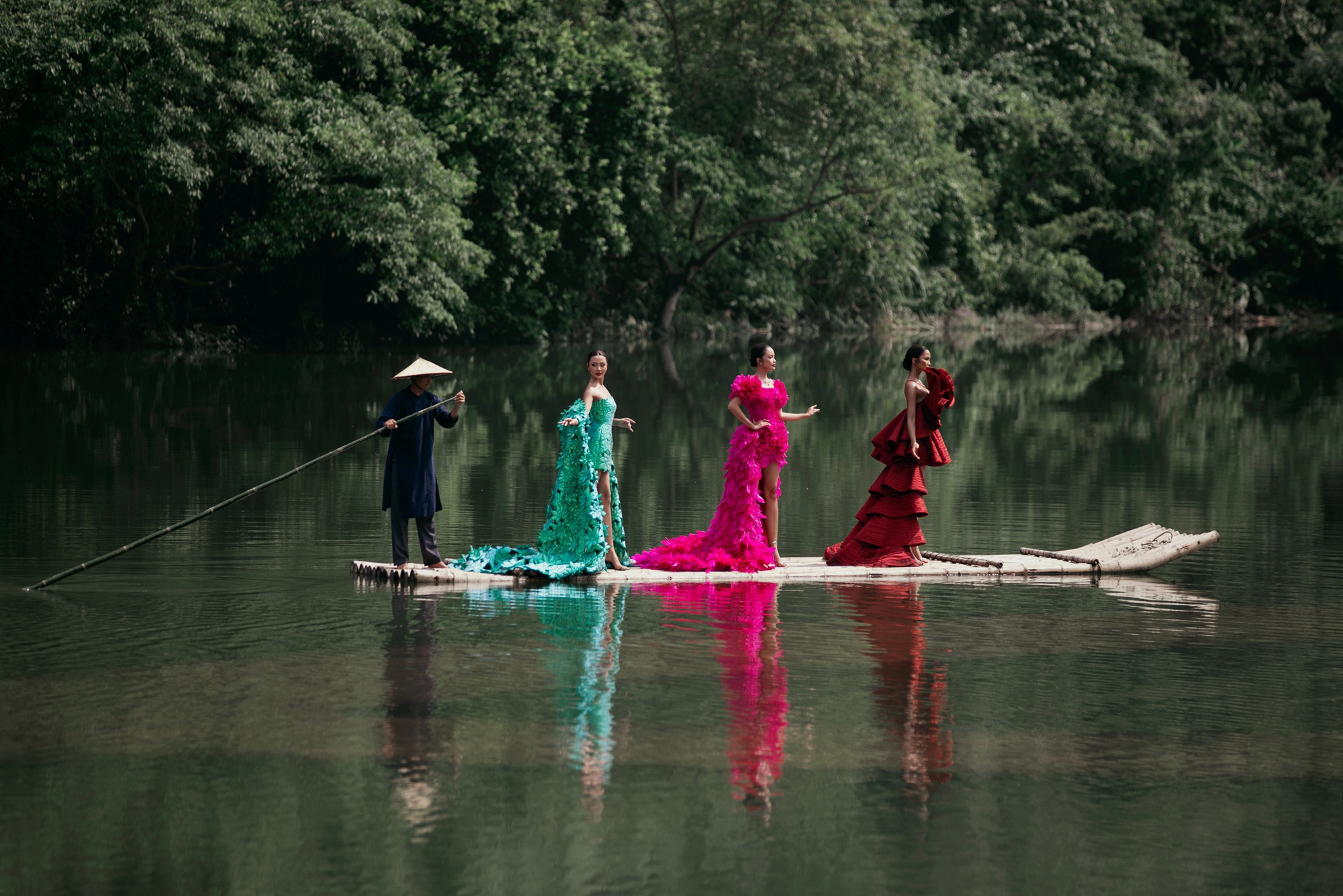 H’Hen Niê, Ngọc Châu, Xuân Hạnh đi bè đến sàn catwalk trong show Lê Thanh Hòa - Ảnh 3.