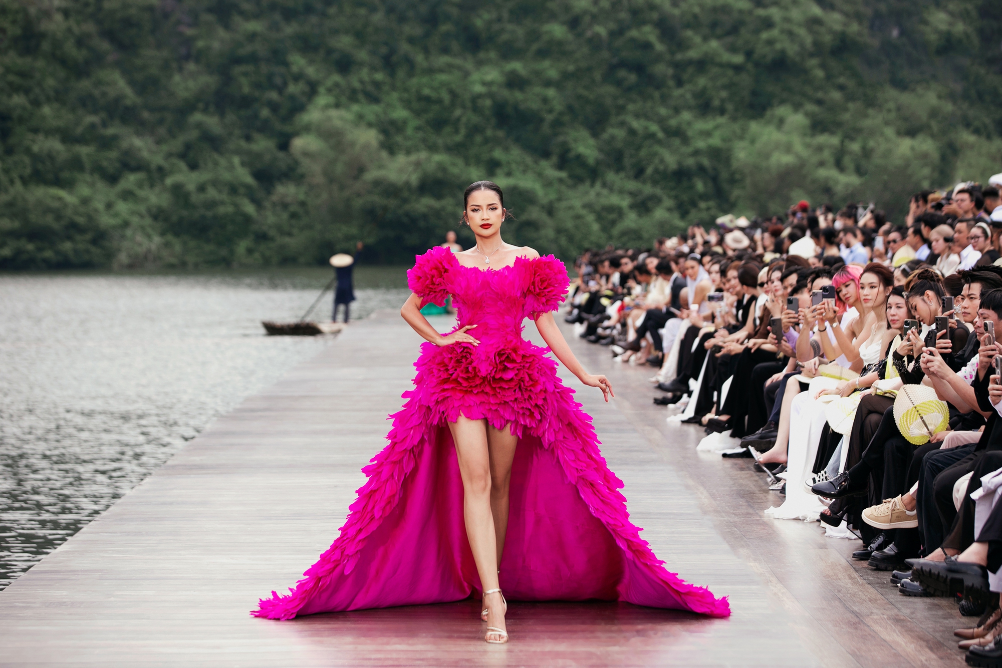 H’Hen Niê, Ngọc Châu, Xuân Hạnh đi bè đến sàn catwalk trong show Lê Thanh Hòa - Ảnh 7.